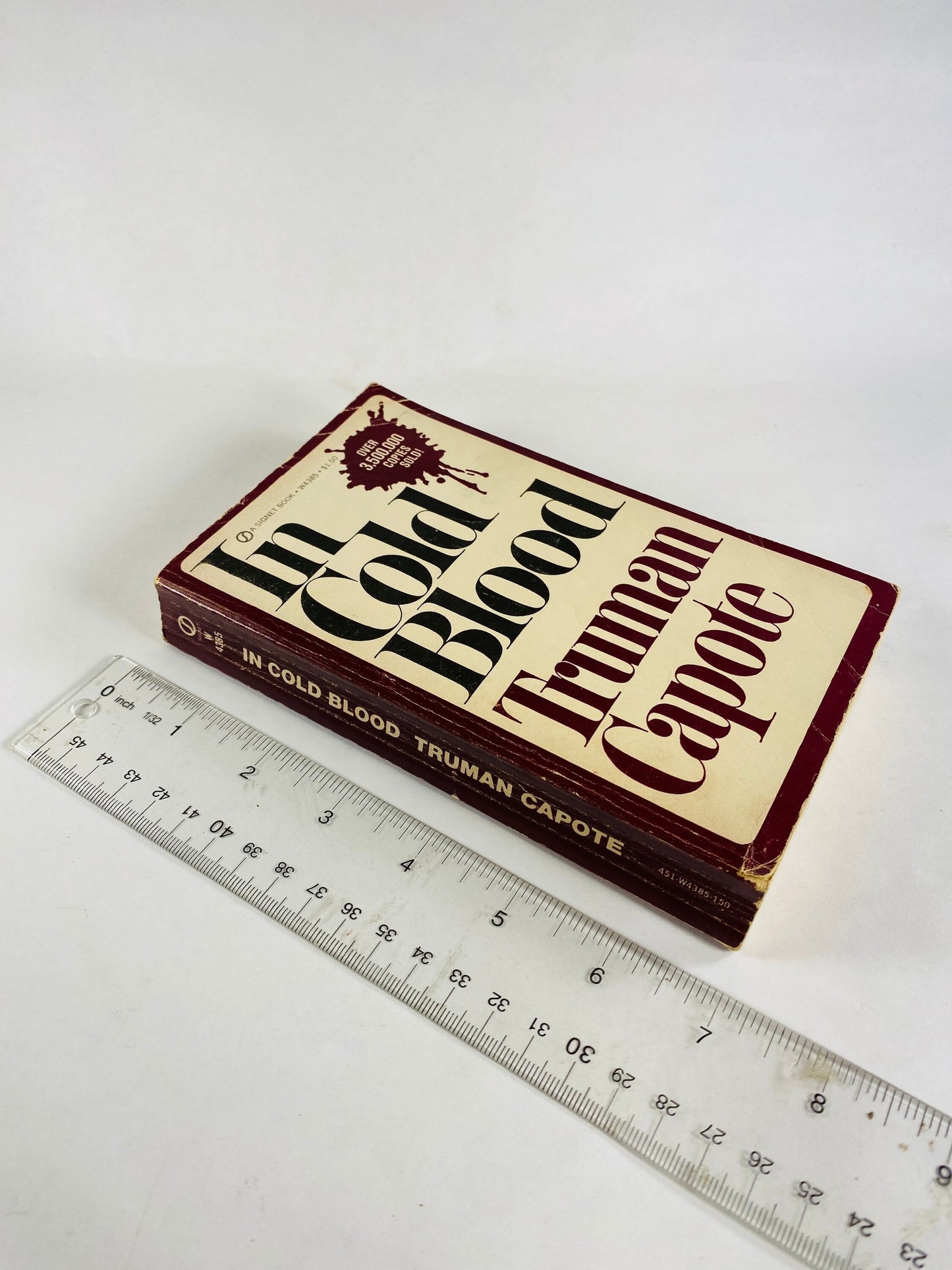 Truman Capote In Cold Blood Vintage paperback book circa 1965. True Account of a Multiple Murder and its Consequences. Signet