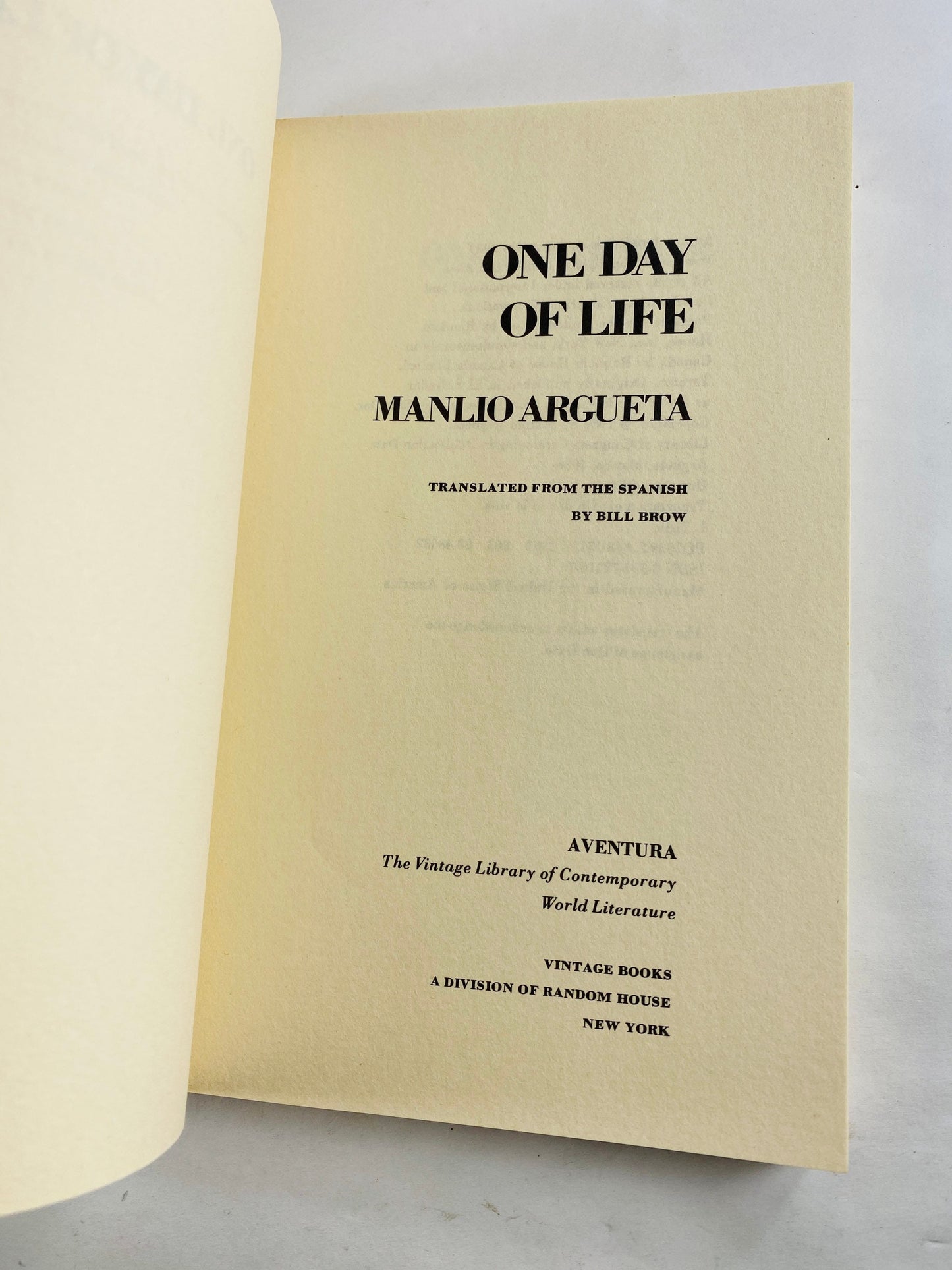 1983 One Day of Life by Manlio Argueta Vintage paperback book story takes place during the Salvadoran Civil War.