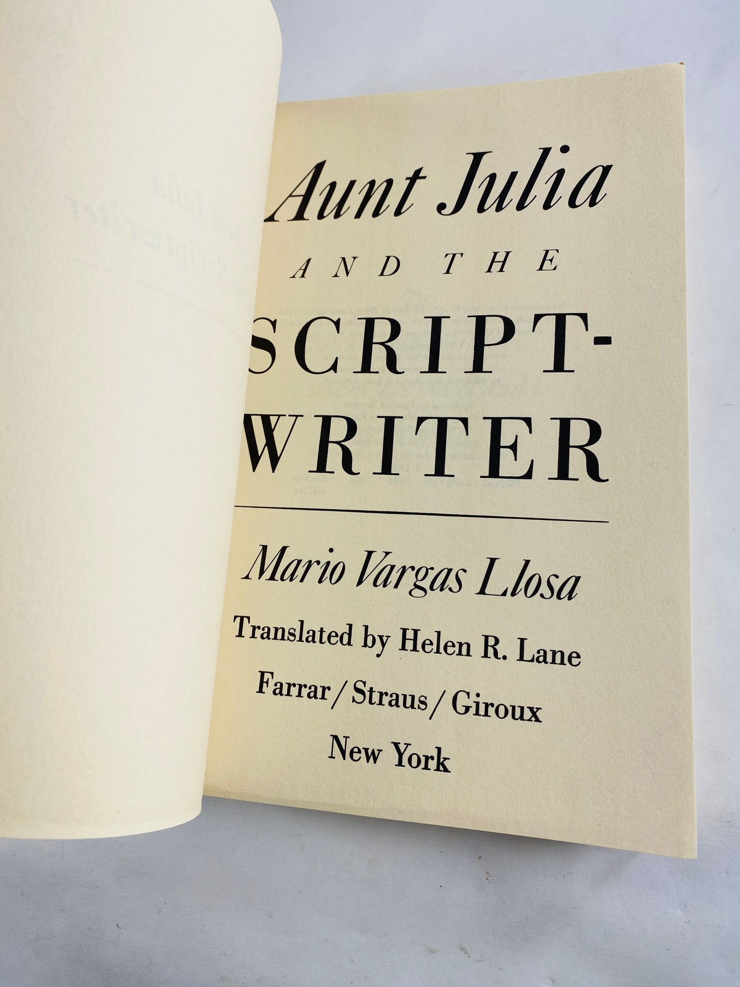 1982 Aunt Julia and the Scriptwriter by Mario Vargas Llosa Vintage paperback book set in Peru who has an affair with his aunt