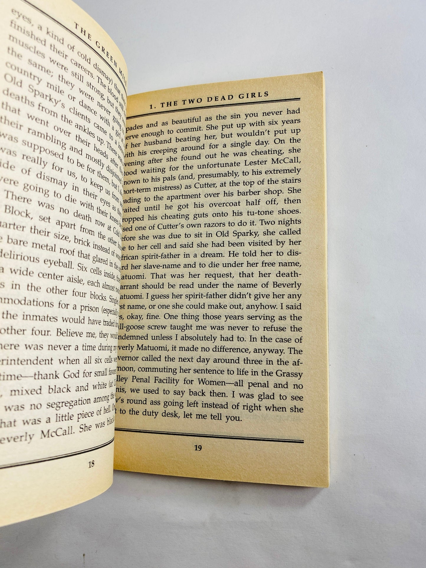 Green Mile Two Dead Girls by Stephen King Vintage paperback book circa 1996 about the a Death Row inmate with healing abilities