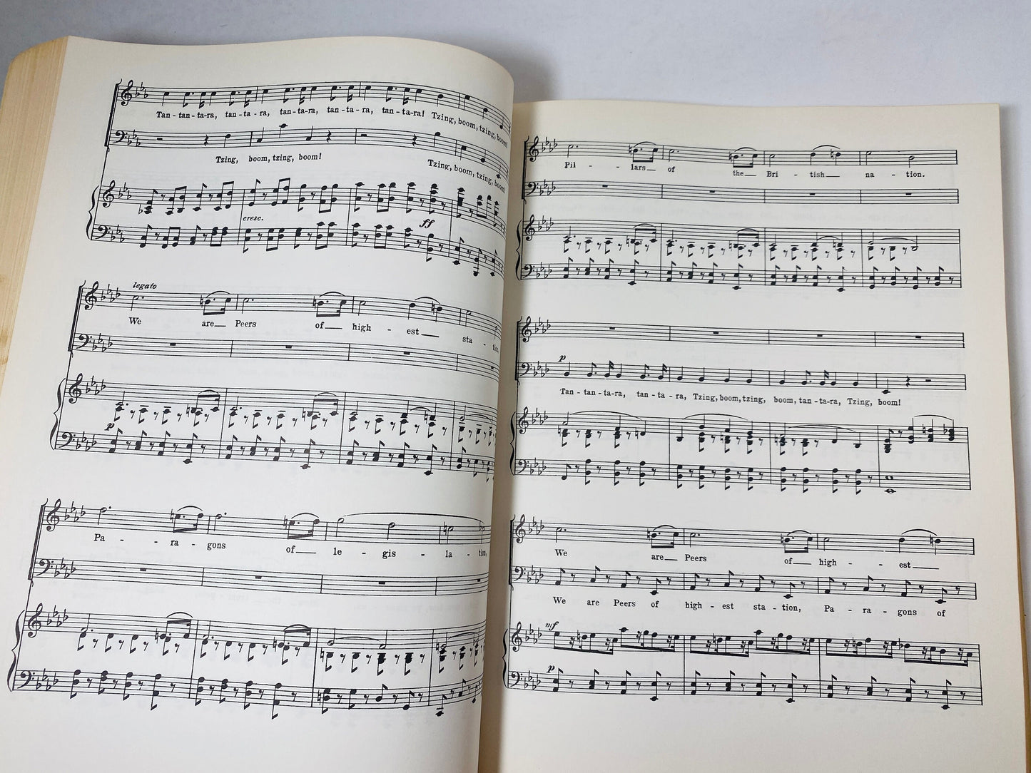 Gilbert & Sullivan Songbook LARGE vintage paperback music score selections from all 14 operas Pirates of Penzance circa 1977