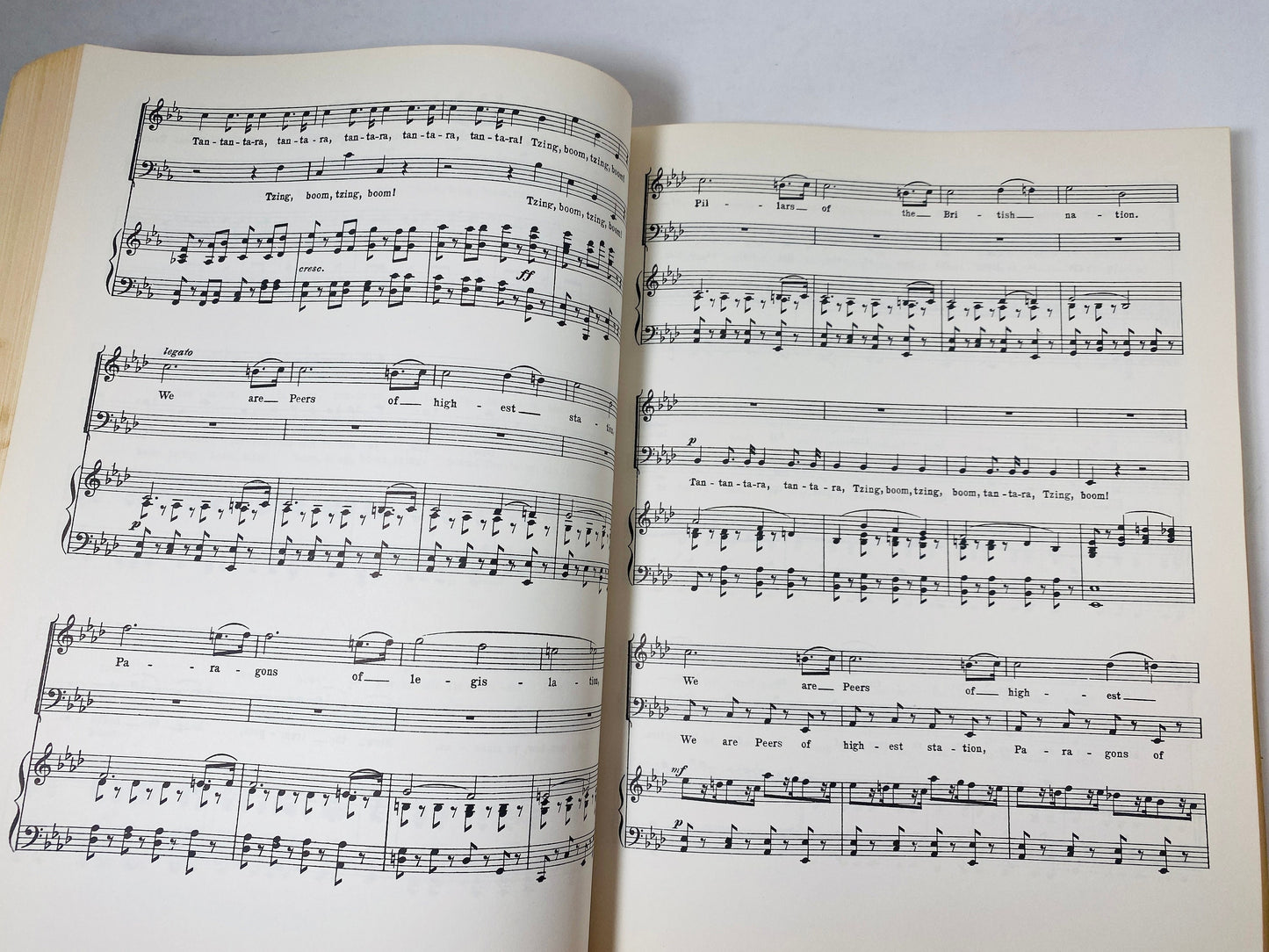 Gilbert & Sullivan Songbook LARGE vintage paperback music score selections from all 14 operas Pirates of Penzance circa 1977