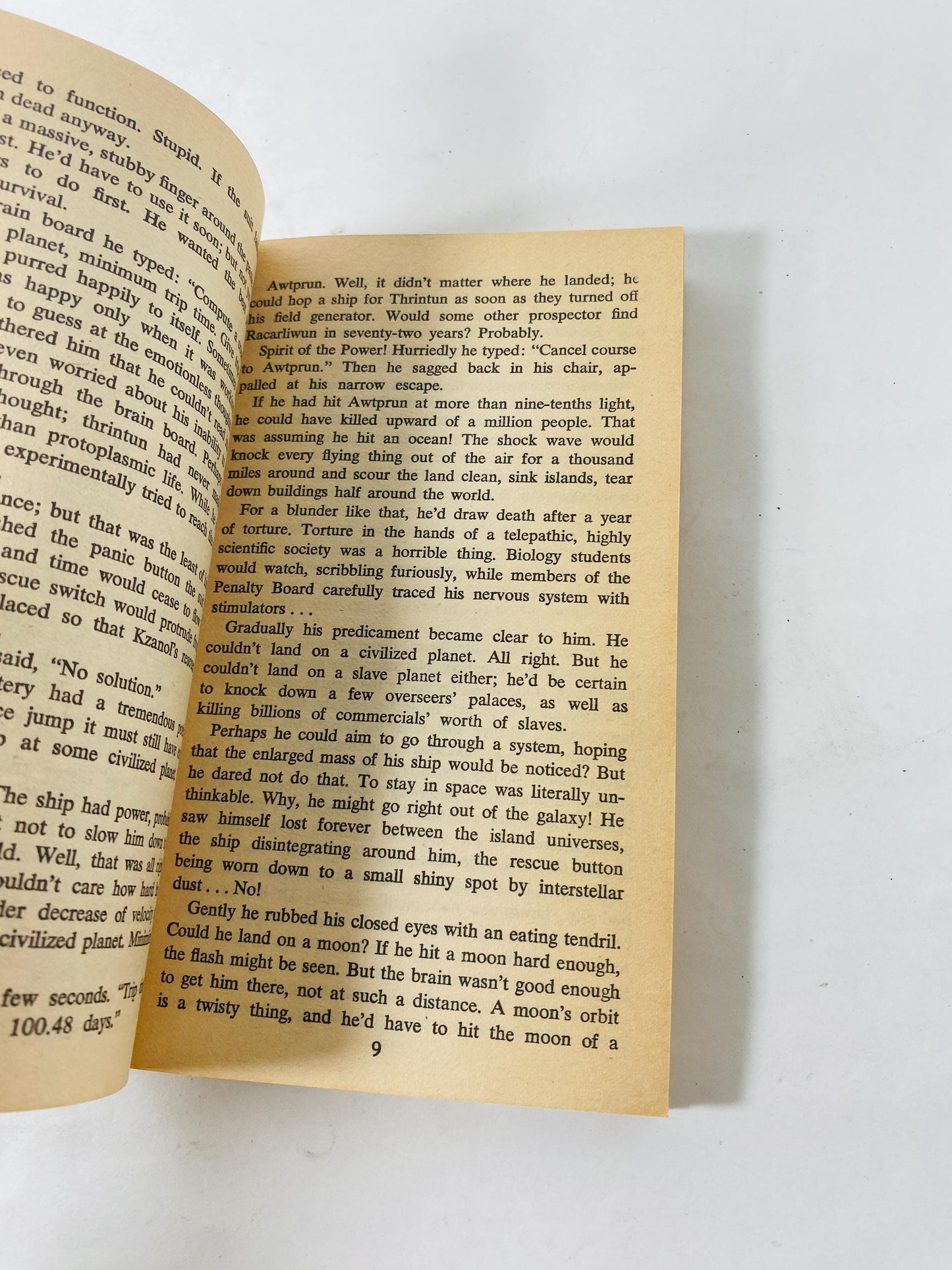 World of Ptavvs vintage paperback book by Larry Niven circa 1981 about telepathic skills and murderous organisms Science fiction scifi