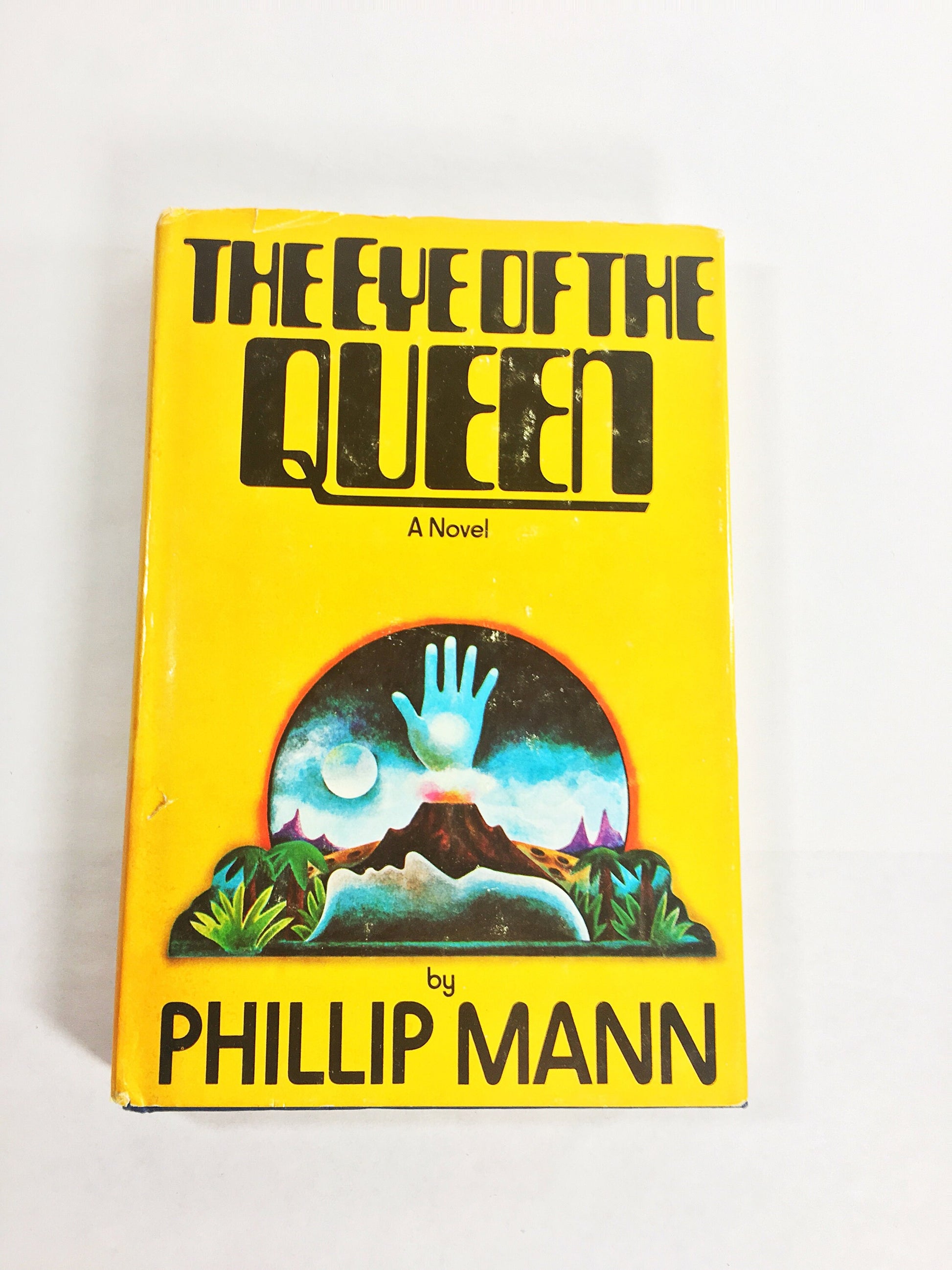 The Eye of the Queen by Phillip Mann - the creator of credible aliens. Vintage science fiction book circa 1983.