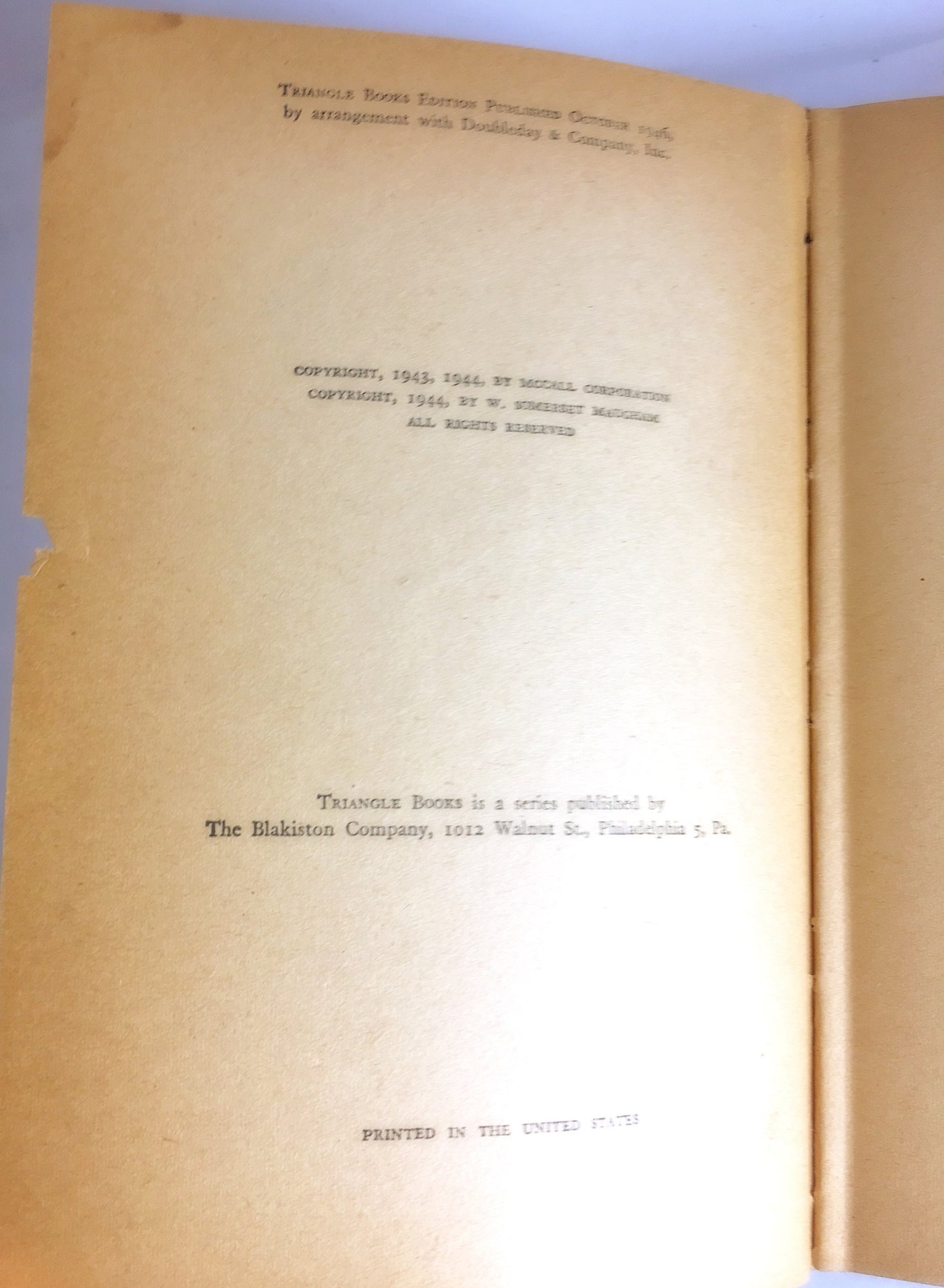 1944 Razor's Edge by W Somerset Maugham Vintage book about a World War I fighter pilot who searches for meaning. White bookshelf decor