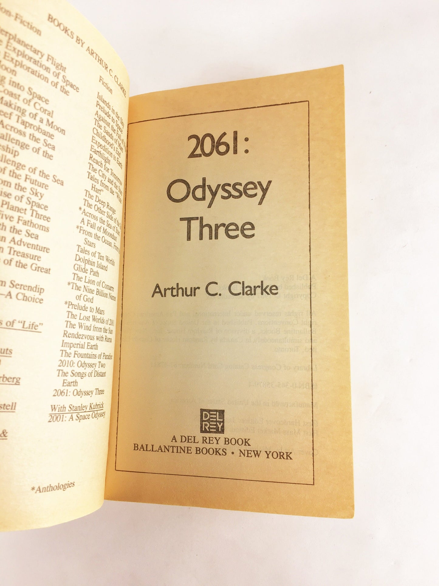 Arthur C Clarke 2061 Space Odyssey Three Vintage paperback book circa 1989. FIRST Mass PRINTING science fiction Nebula & Hugo awards