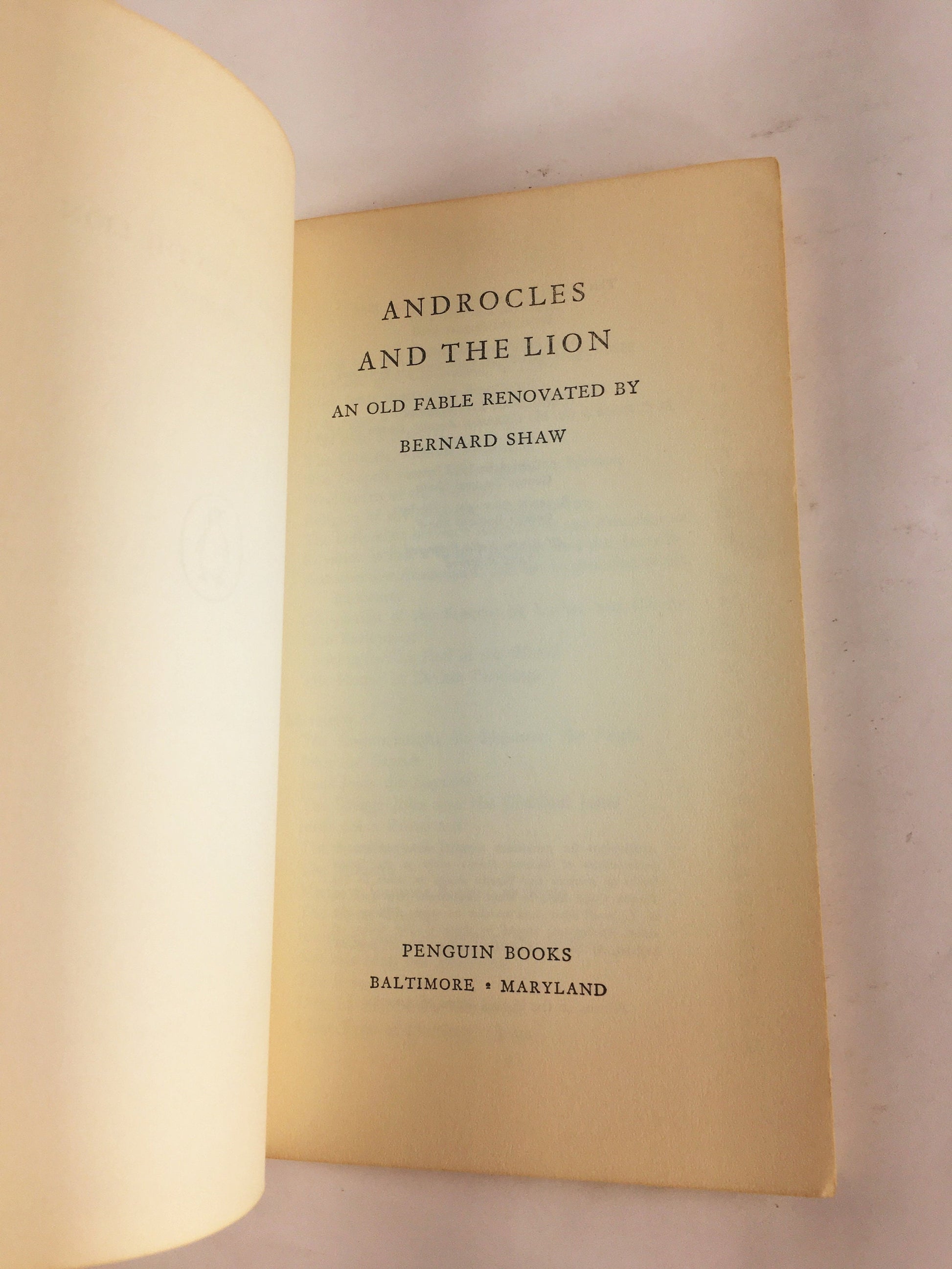 1960 George Bernard Shaw Androcles and the Lion. Vintage Penguin paperback book about Christians being led to the Colosseum for torture.
