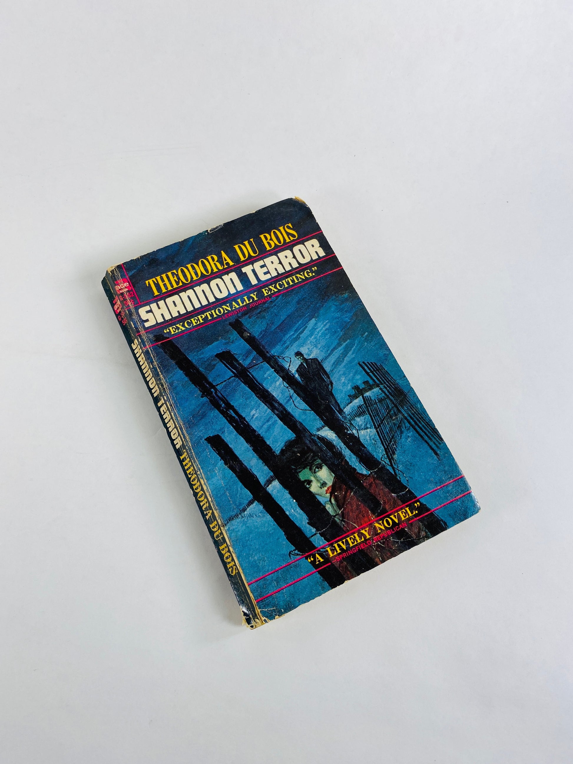 Delirious man with a bullet wound in a remote Irish castle. Shannon Terror by Theodora Du Bois vintage paperback book circa 1964