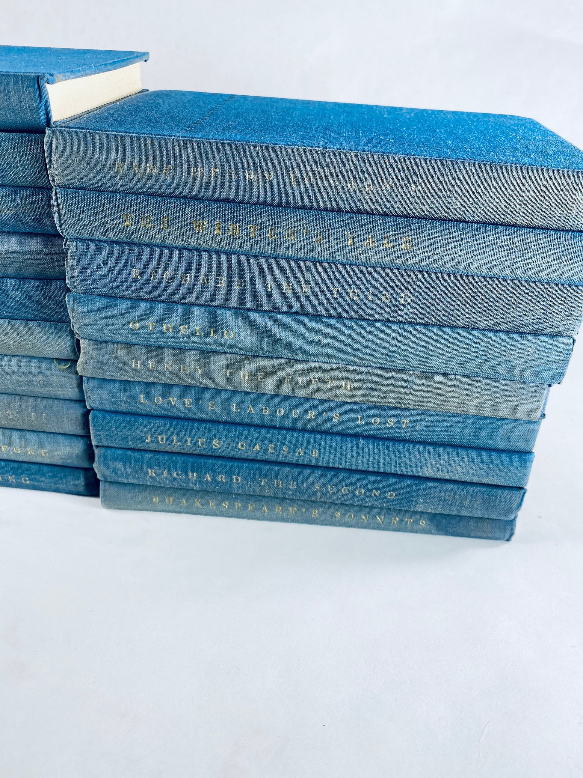 1961 Yale Shakespeare Blue book vintage books PICK ONE! Plays, poetry & sonnets King Lear Macbeth Romeo and Juliet Anthony and Cleopatra sky