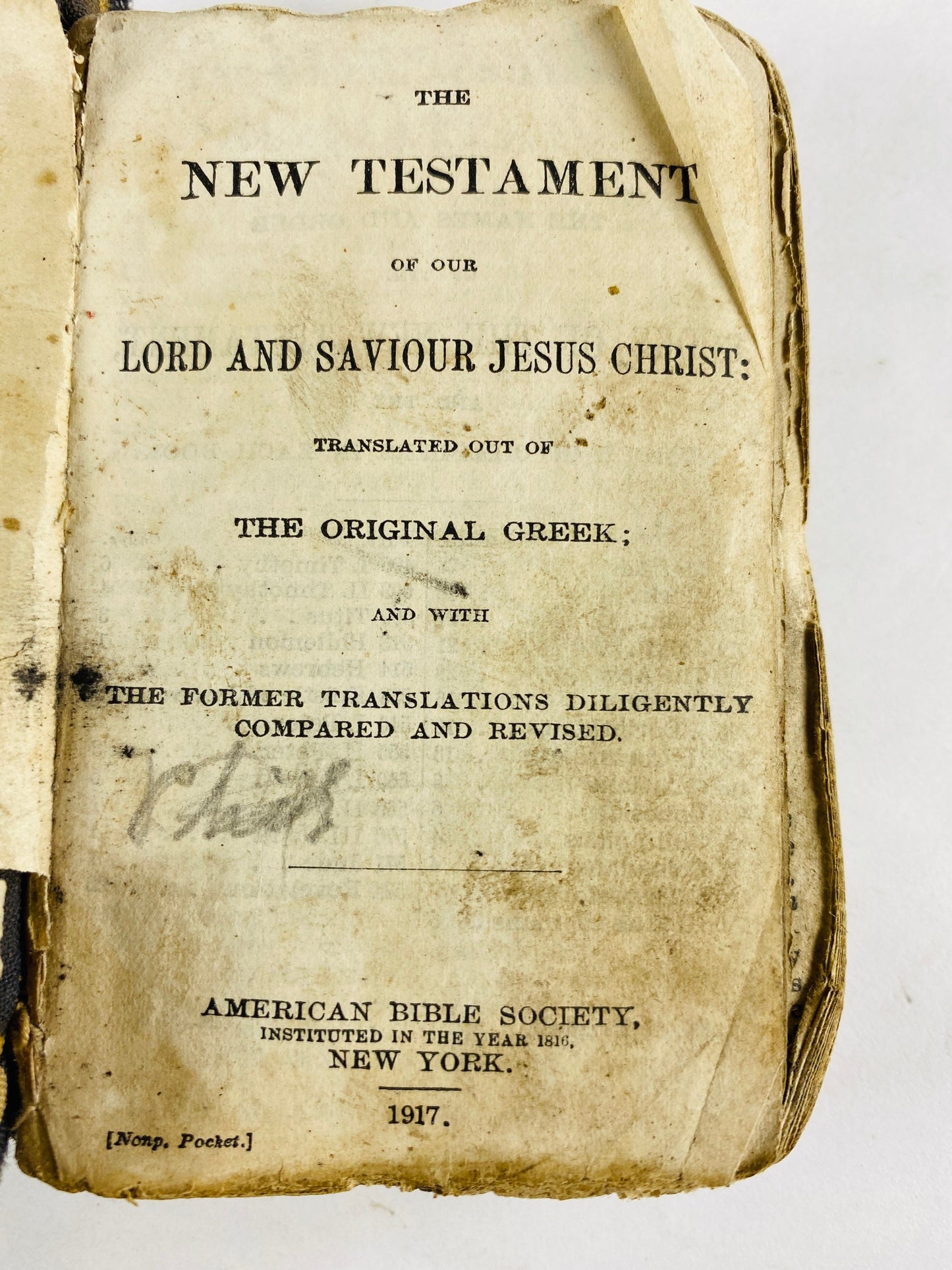 1917 Holy Bible with worn leather cover New York based American Bible Society. King James New Testament. Small miniature book POOR Condition