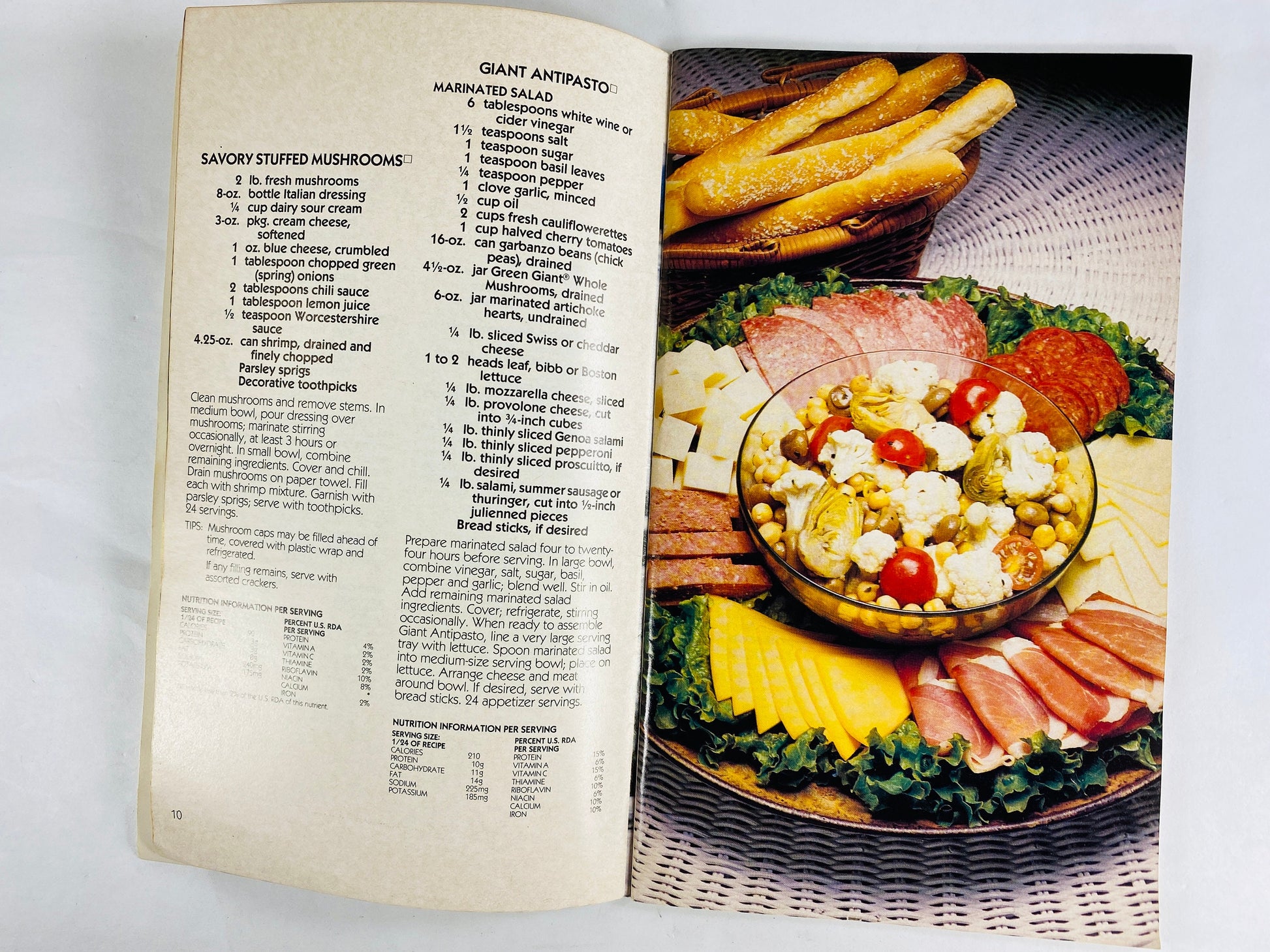 Pillsbury Vintage Summer Picnic Recipe cookbook booklet circa 1982. Texas BBQ, Cocktail Appetizers, Garden Receptions, Tailgate, Patio Luau