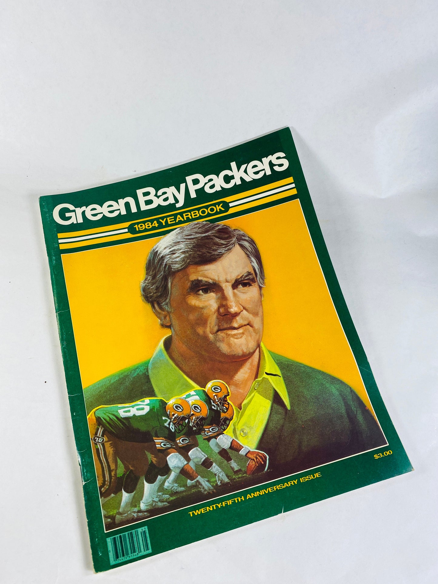 1984 Green Bay Packers vintage yearbook Wisconsin football memorabilia collector magazine with photos, team lineup stories and schedule