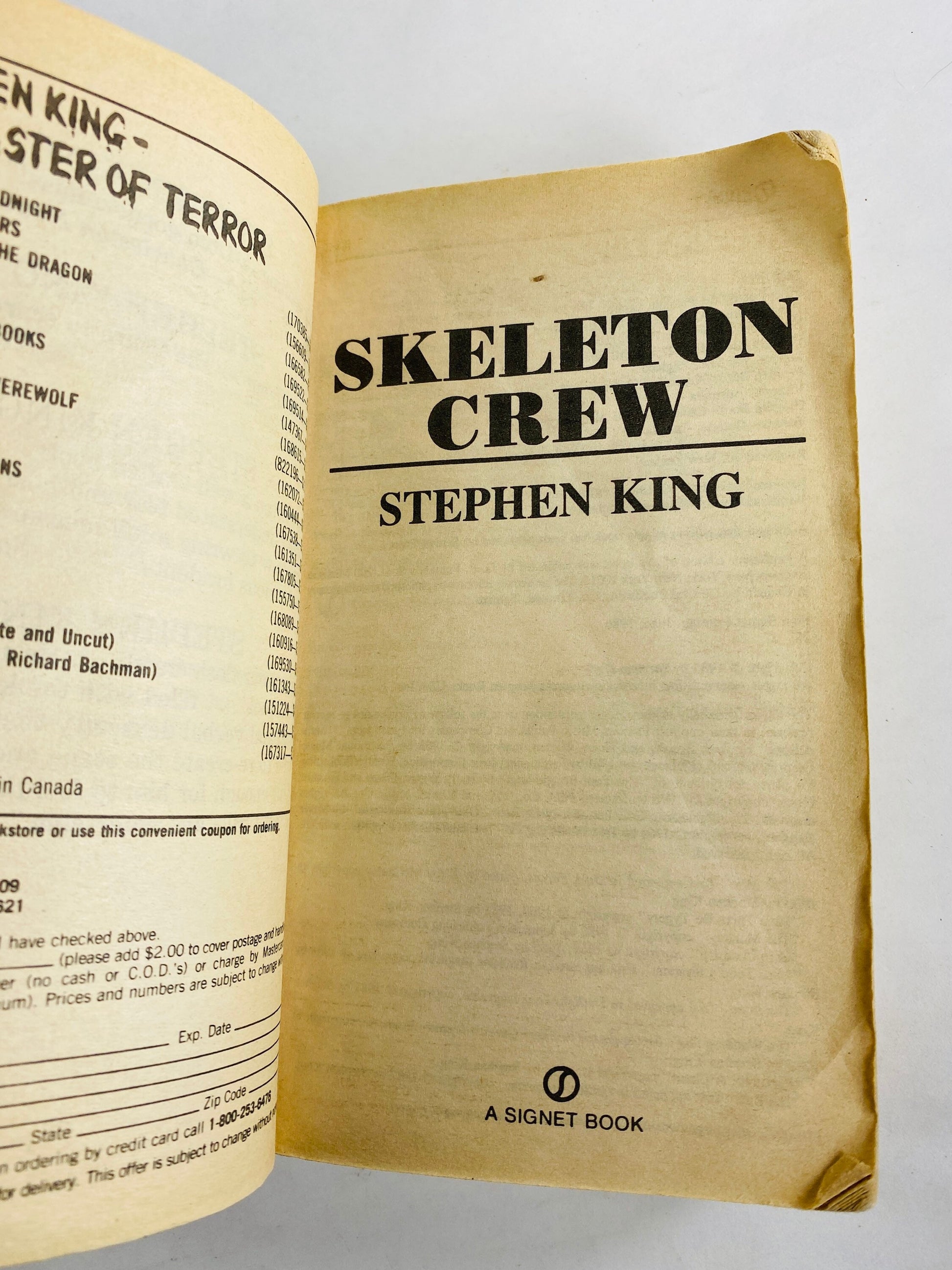 Skeleton Crew by Stephen King Vintage paperback book circa 1986. First Signet Printing. Gruesome terror macabre satantic seduction