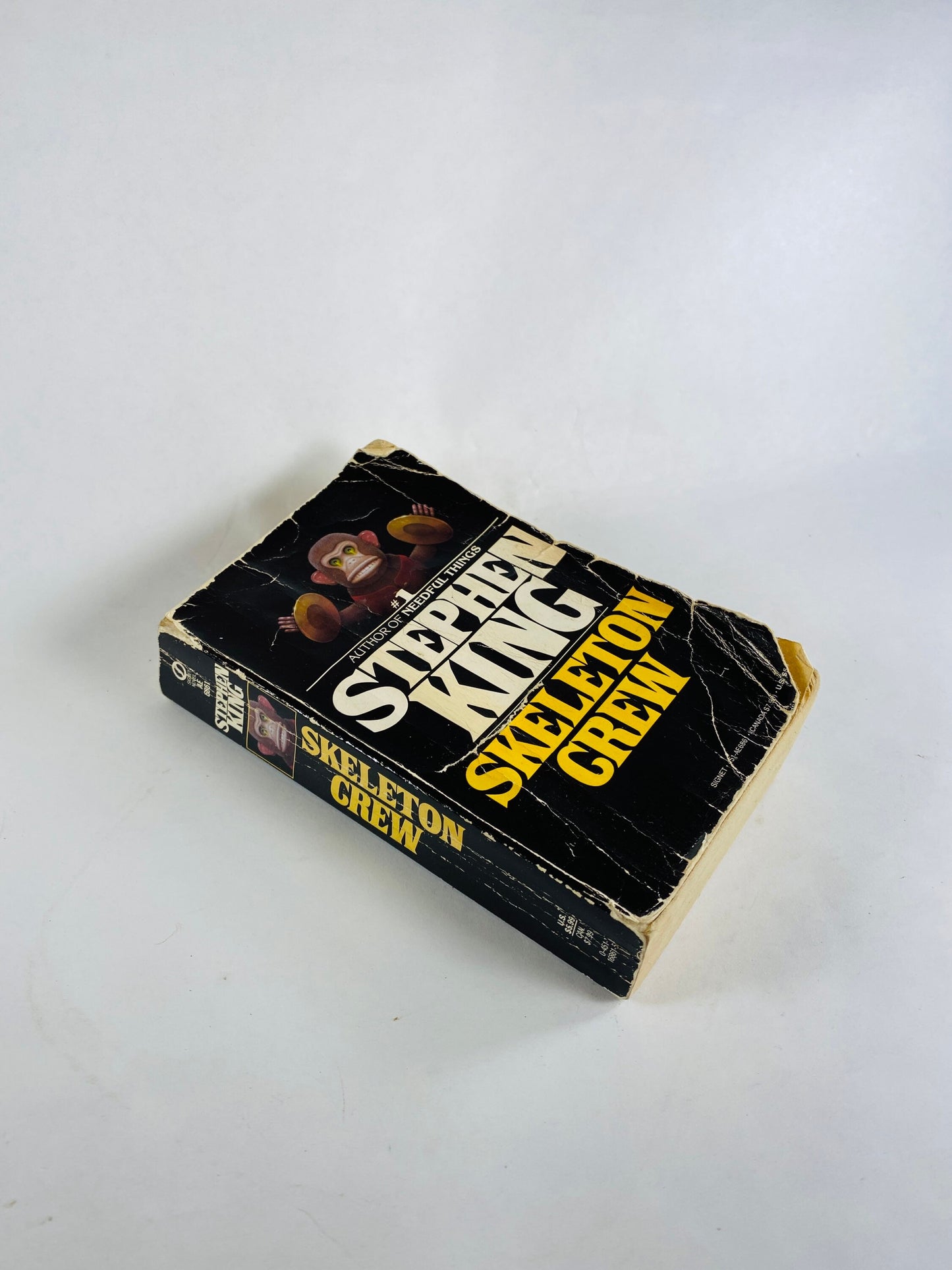 Skeleton Crew by Stephen King Vintage paperback book circa 1986. First Signet Printing. Gruesome terror macabre satantic seduction