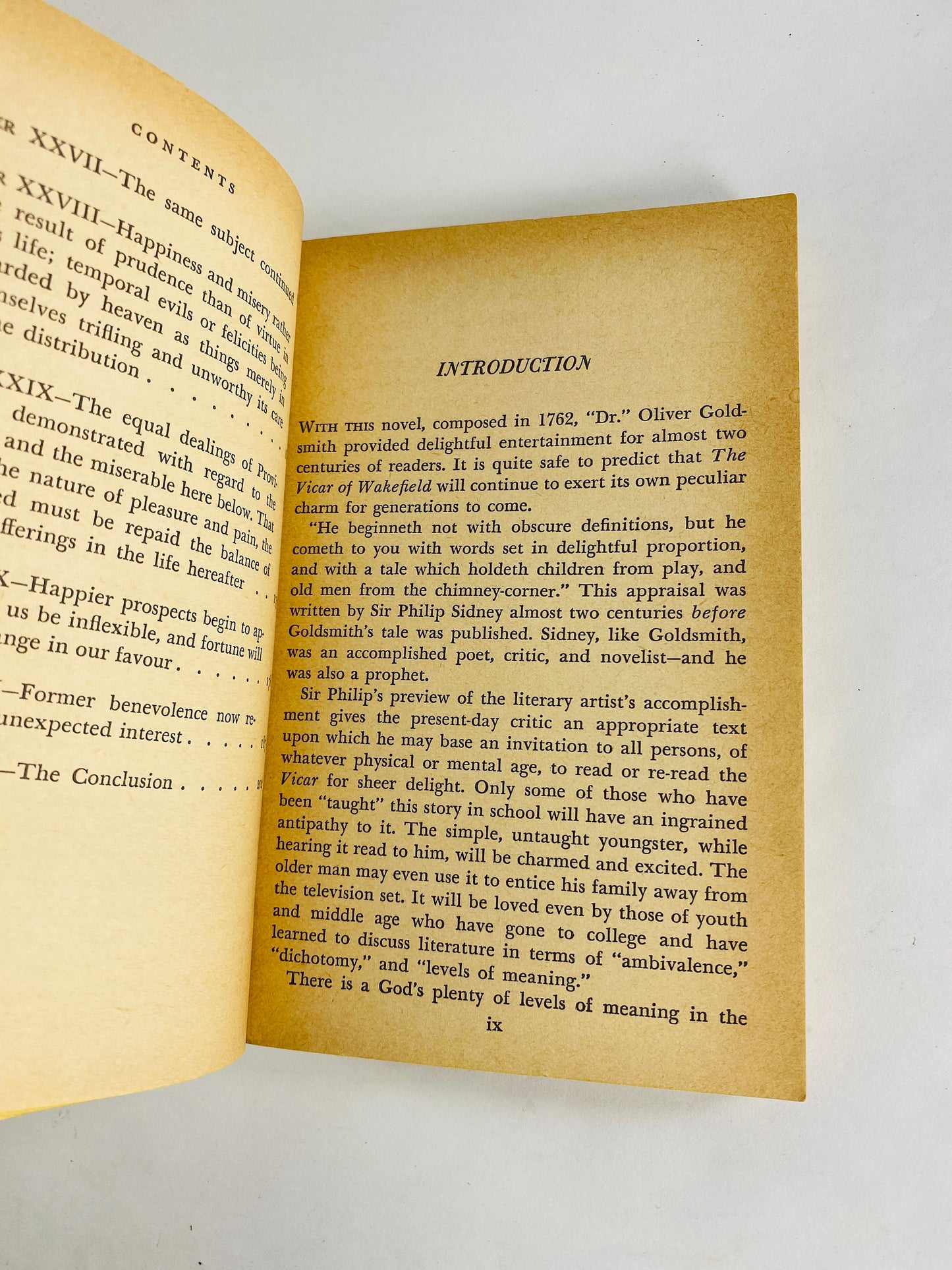 Vicar of Wakefield vintage Pocket Library paperback book by Oliver Goldsmith circa 1957 One of the best known English novels of all time