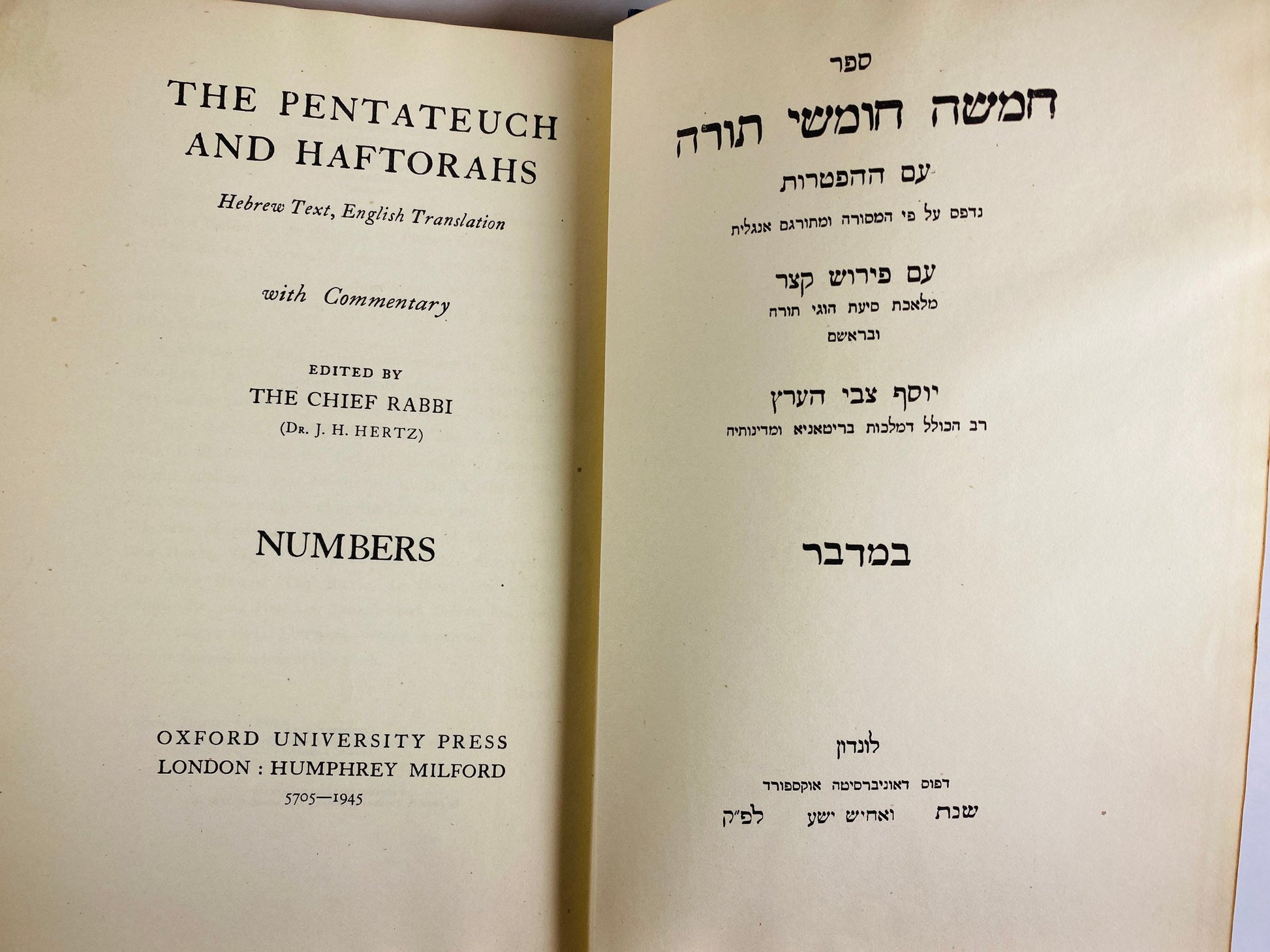 COMPLETE vintage Oxford University English Hebrew Pentateuch & Haftorahs Book set by Joseph Hertz London printing blue and gold decor 1945