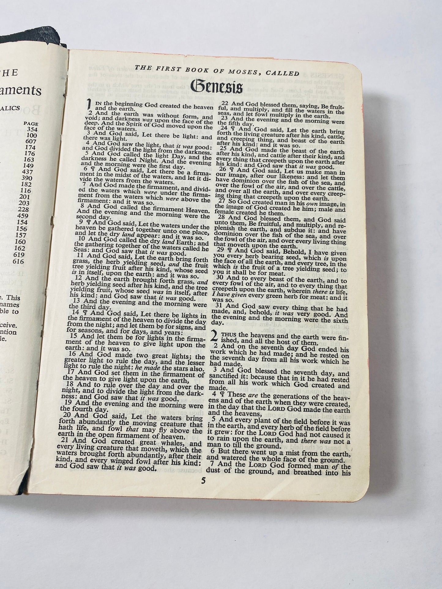 Holy Bible Old & New Testaments Revised Standard Version circa 1952. Vintage bible w black leather cover. World Publishing. King James Rev