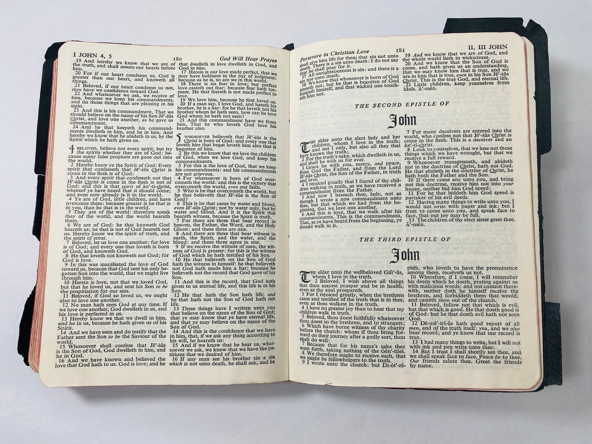 Holy Bible Old & New Testaments Revised Standard Version circa 1952. Vintage bible w black leather cover. World Publishing. King James Rev