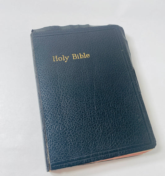 Holy Bible Old & New Testaments Revised Standard Version circa 1952. Vintage bible w black leather cover. World Publishing. King James Rev