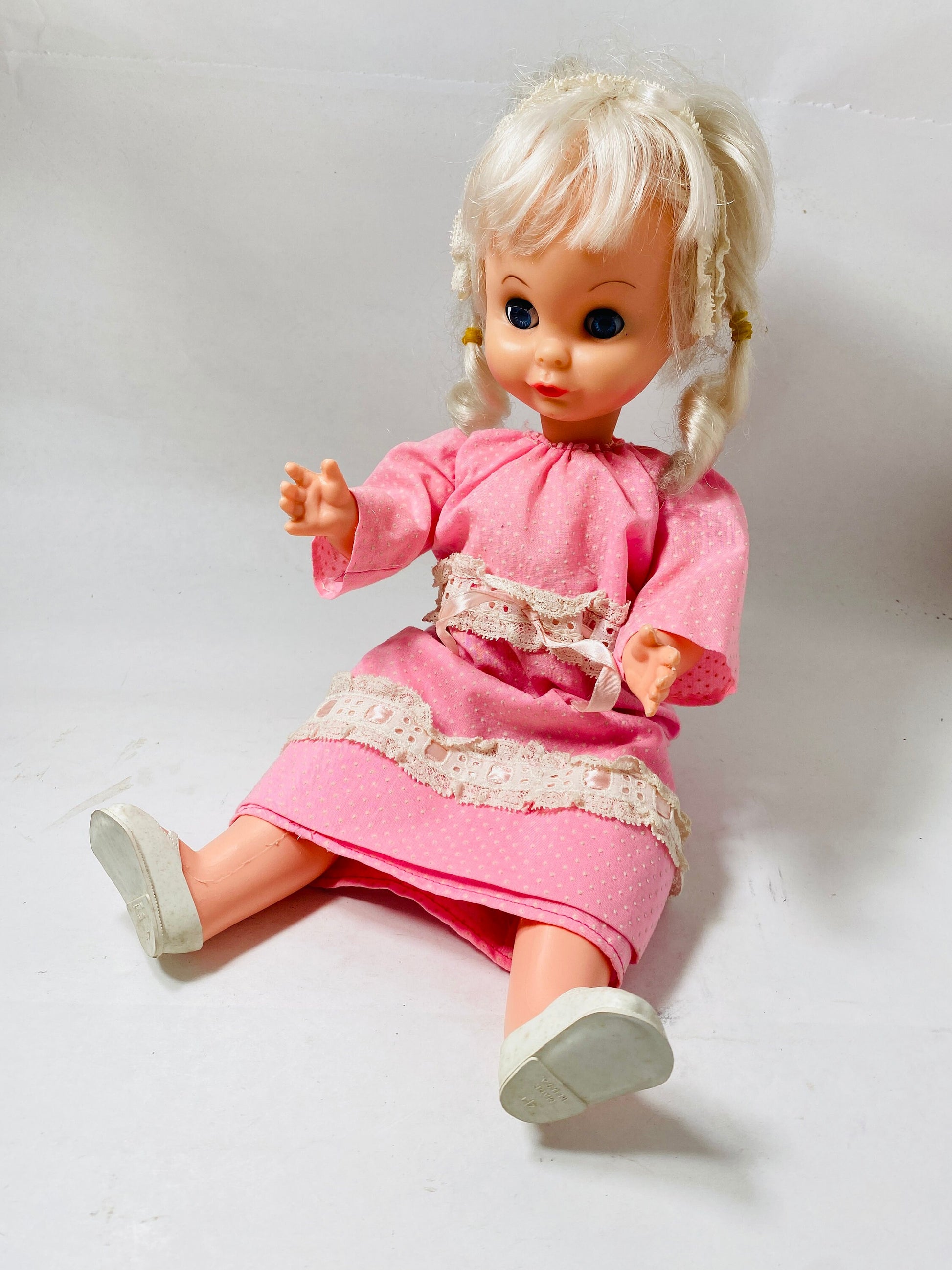 Vintage 1976 Uneeda Doll 16" Tall blonde with Blue Sleepy Eyes in original dress! Collectible childrens toy Nursery