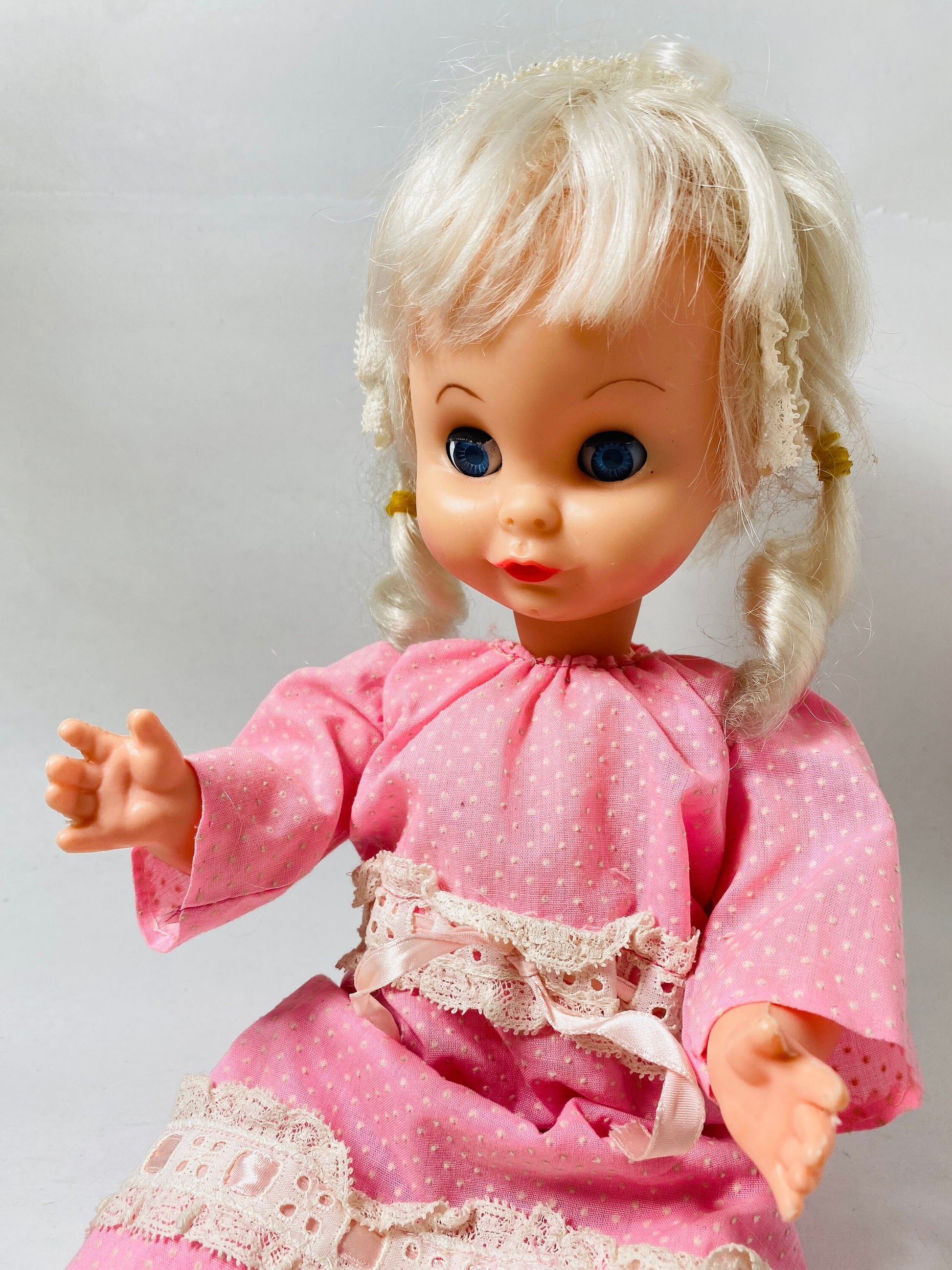 Vintage 1976 Uneeda Doll 16" Tall blonde with Blue Sleepy Eyes in original dress! Collectible childrens toy Nursery