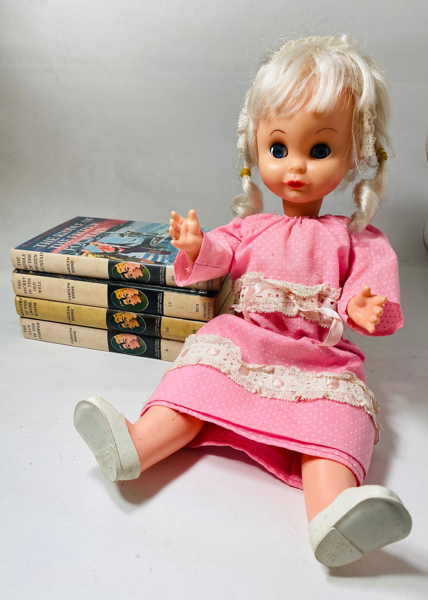 Vintage 1976 Uneeda Doll 16" Tall blonde with Blue Sleepy Eyes in original dress! Collectible childrens toy Nursery