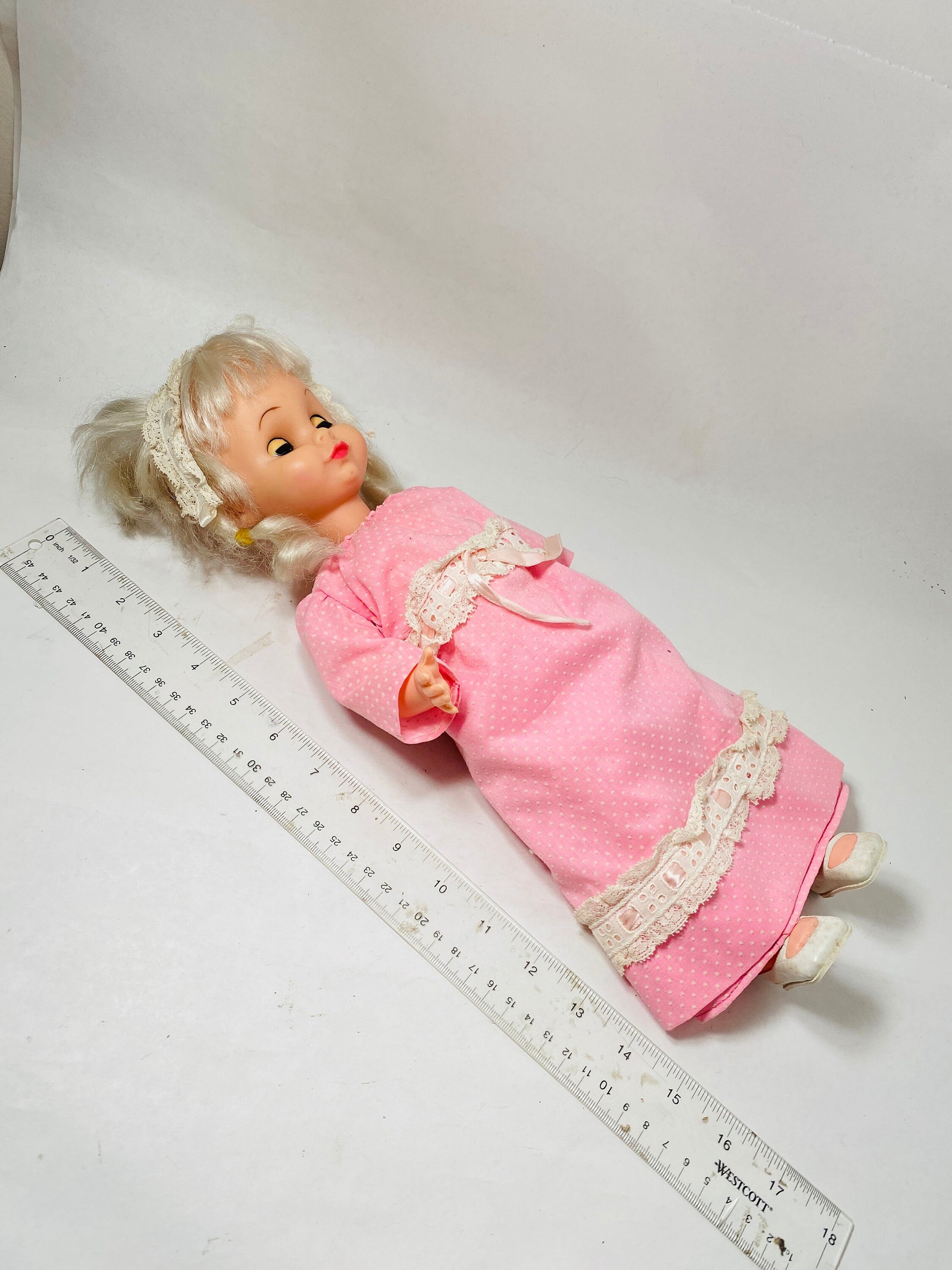 Vintage 1976 Uneeda Doll 16" Tall blonde with Blue Sleepy Eyes in original dress! Collectible childrens toy Nursery