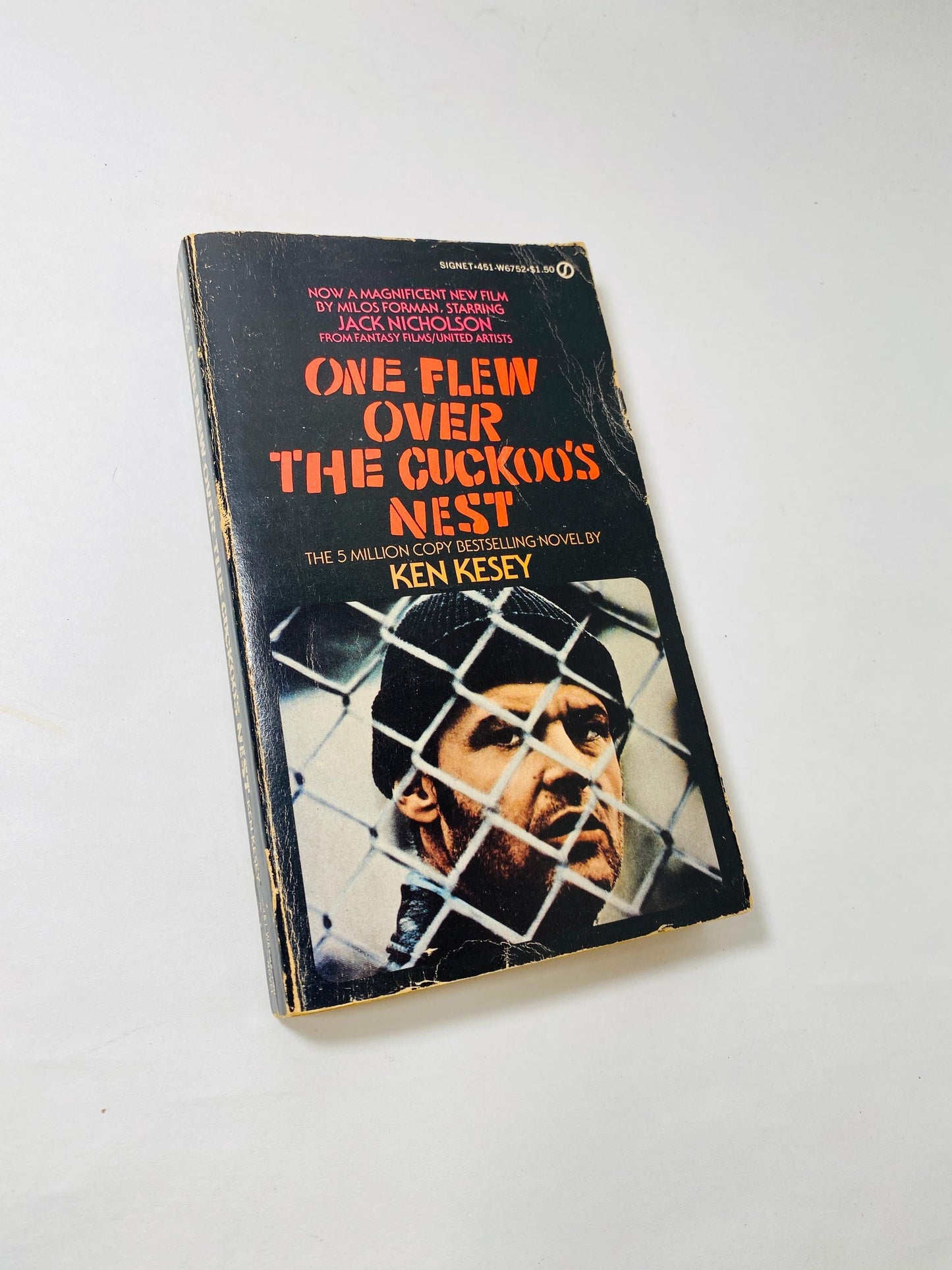 1962 One Flew Over the Cuckoo's Nest by Ken Kesey Vintage Signet paperback book. Psychological drama about sanity & madness