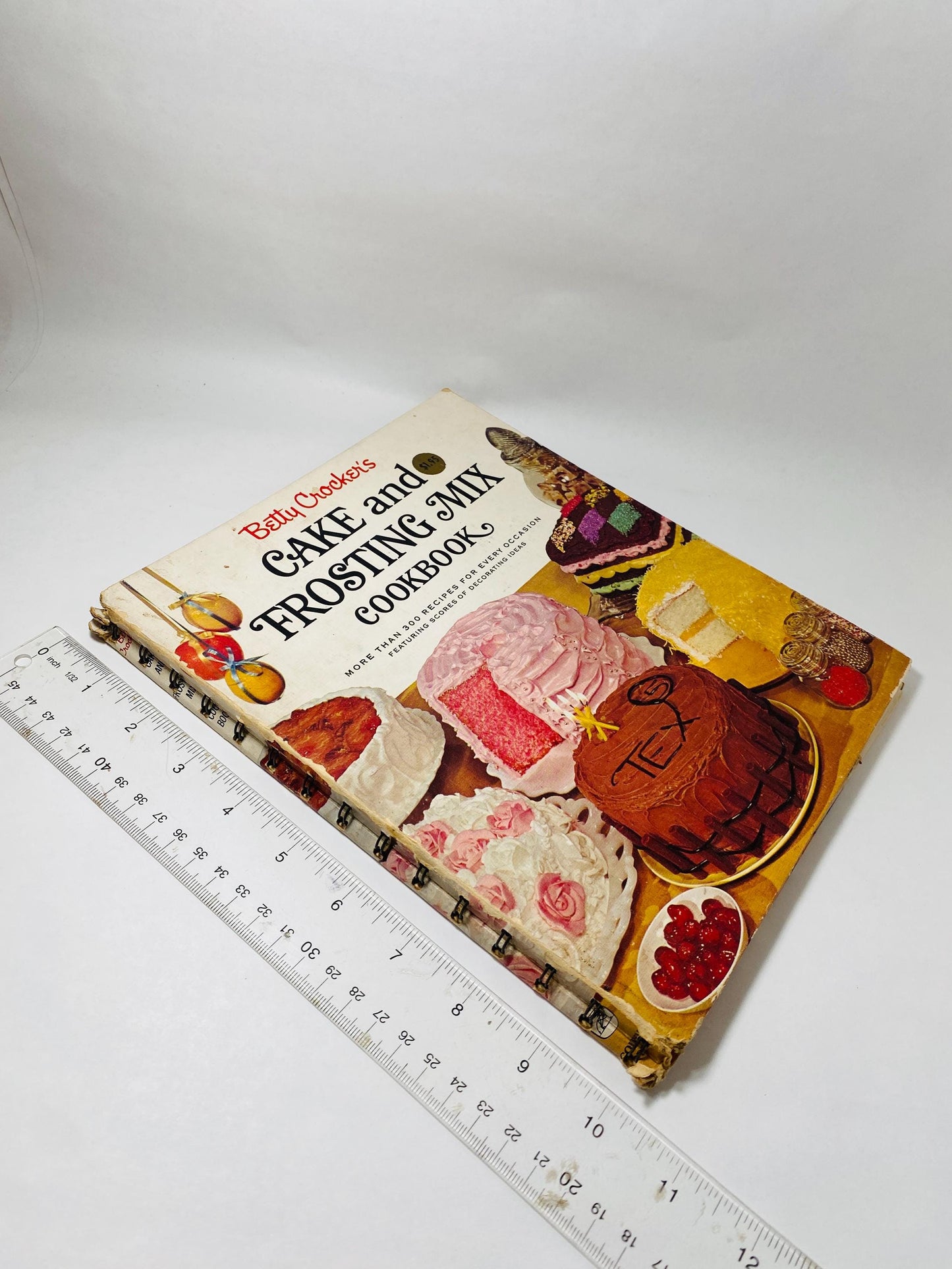 1966 Betty Crocker's Cake and Frosting Cookbook Vintgage FIRST EDITION book At home decorating with 300 Recipes for every occasion