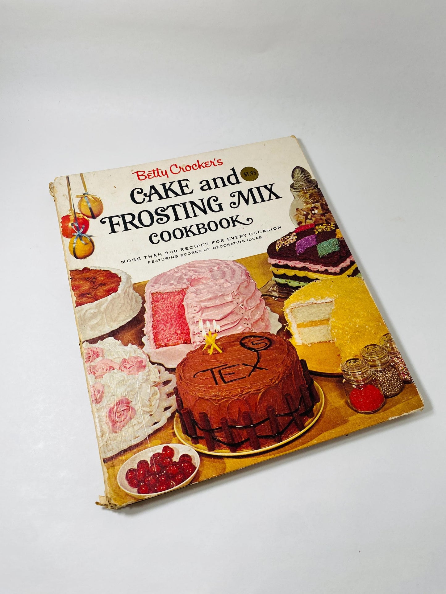 1966 Betty Crocker's Cake and Frosting Cookbook Vintgage FIRST EDITION book At home decorating with 300 Recipes for every occasion