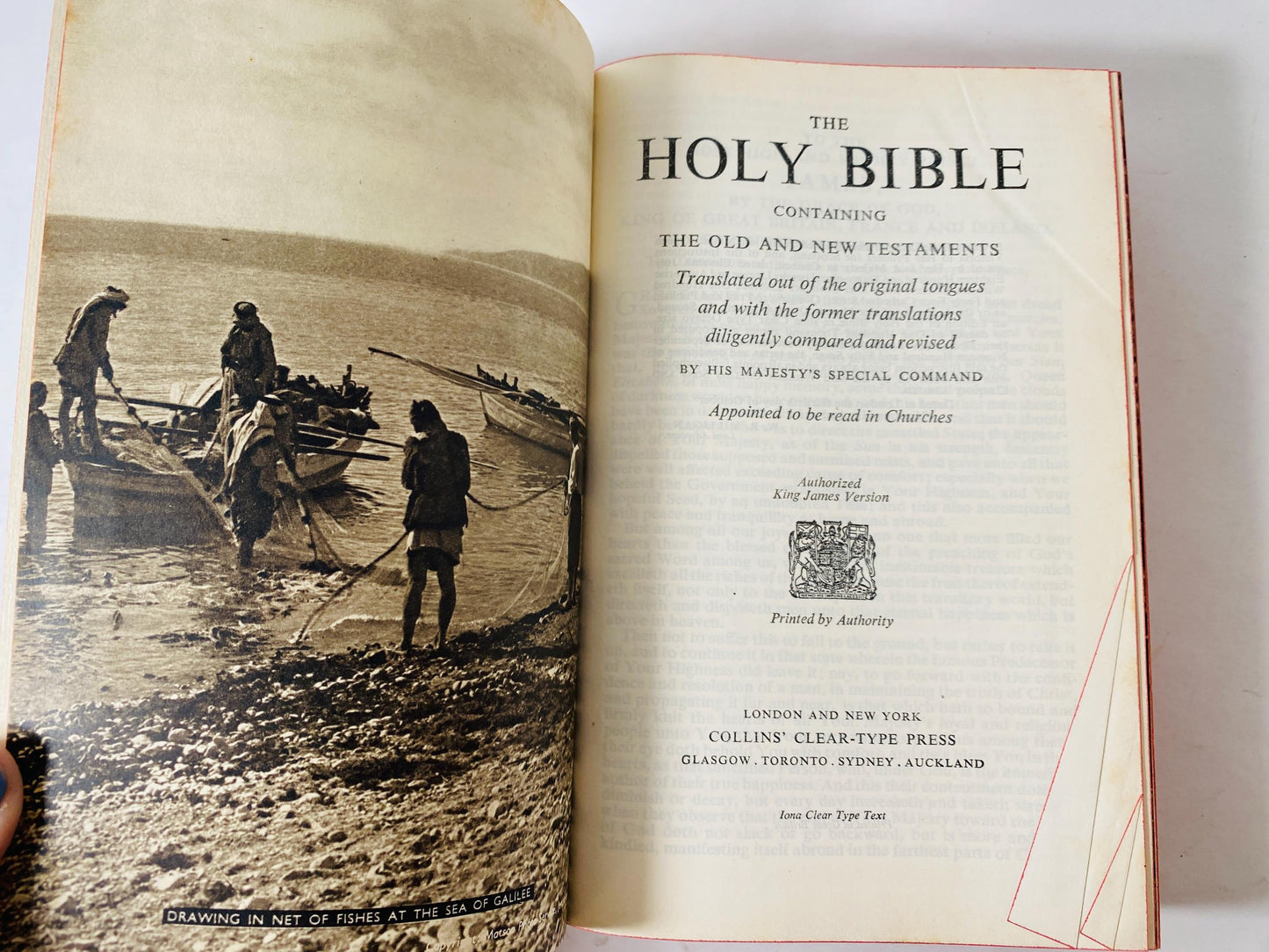 Holy Bible Old & New Testaments circa 1957 Vintage book w black cover Collins diligently revised by his Majesty's Special Command