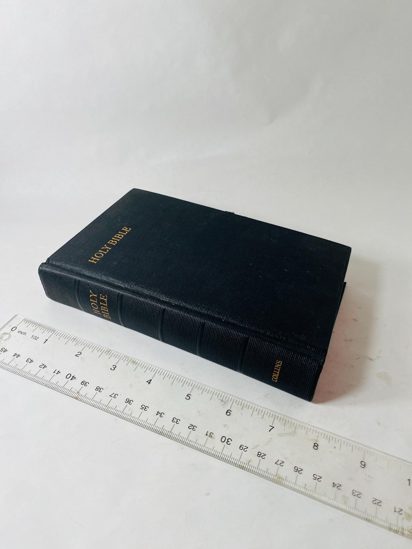 Holy Bible Old & New Testaments circa 1957 Vintage book w black cover Collins diligently revised by his Majesty's Special Command