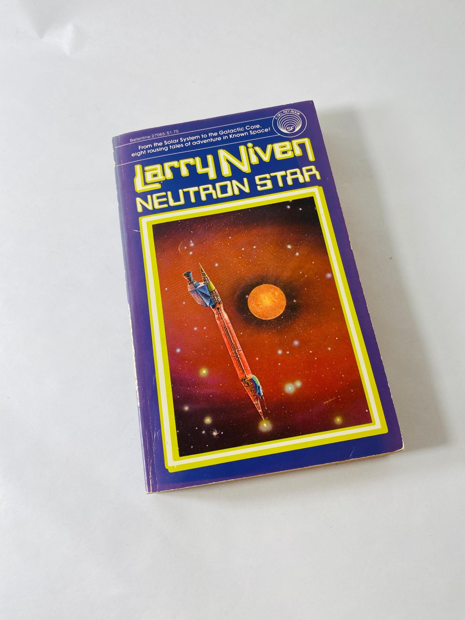 Neutron Star vintage paperback book by Larry Niven about Beowulf Shaeffer hired by aliens to investigate why others died near a neutron star