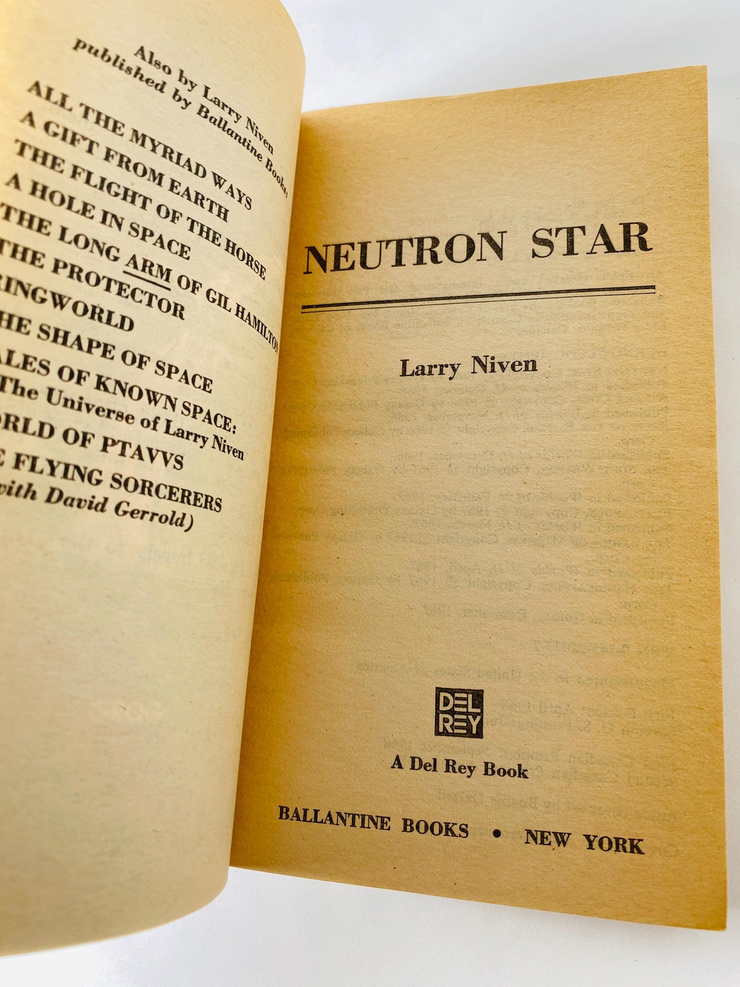 Neutron Star vintage paperback book by Larry Niven about Beowulf Shaeffer hired by aliens to investigate why others died near a neutron star