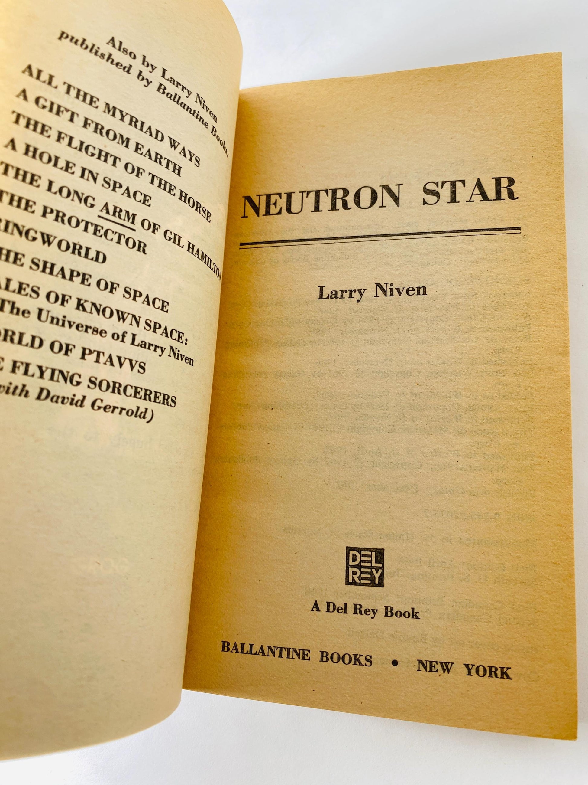 Neutron Star vintage paperback book by Larry Niven about Beowulf Shaeffer hired by aliens to investigate why others died near a neutron star