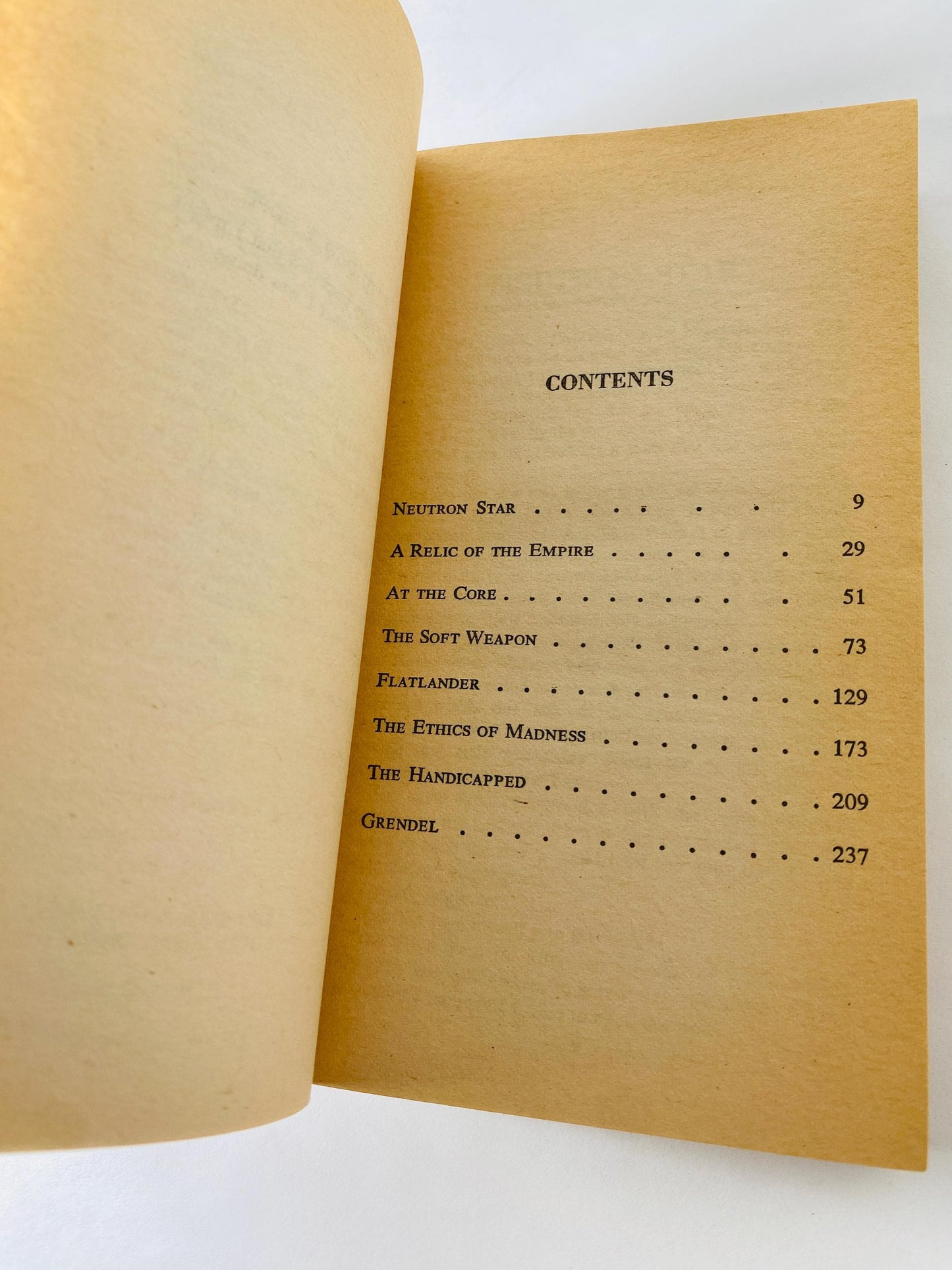 Neutron Star vintage paperback book by Larry Niven about Beowulf Shaeffer hired by aliens to investigate why others died near a neutron star