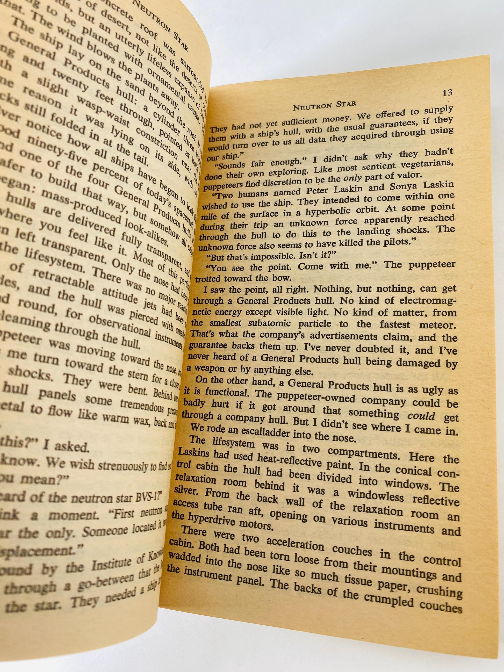 Neutron Star vintage paperback book by Larry Niven about Beowulf Shaeffer hired by aliens to investigate why others died near a neutron star