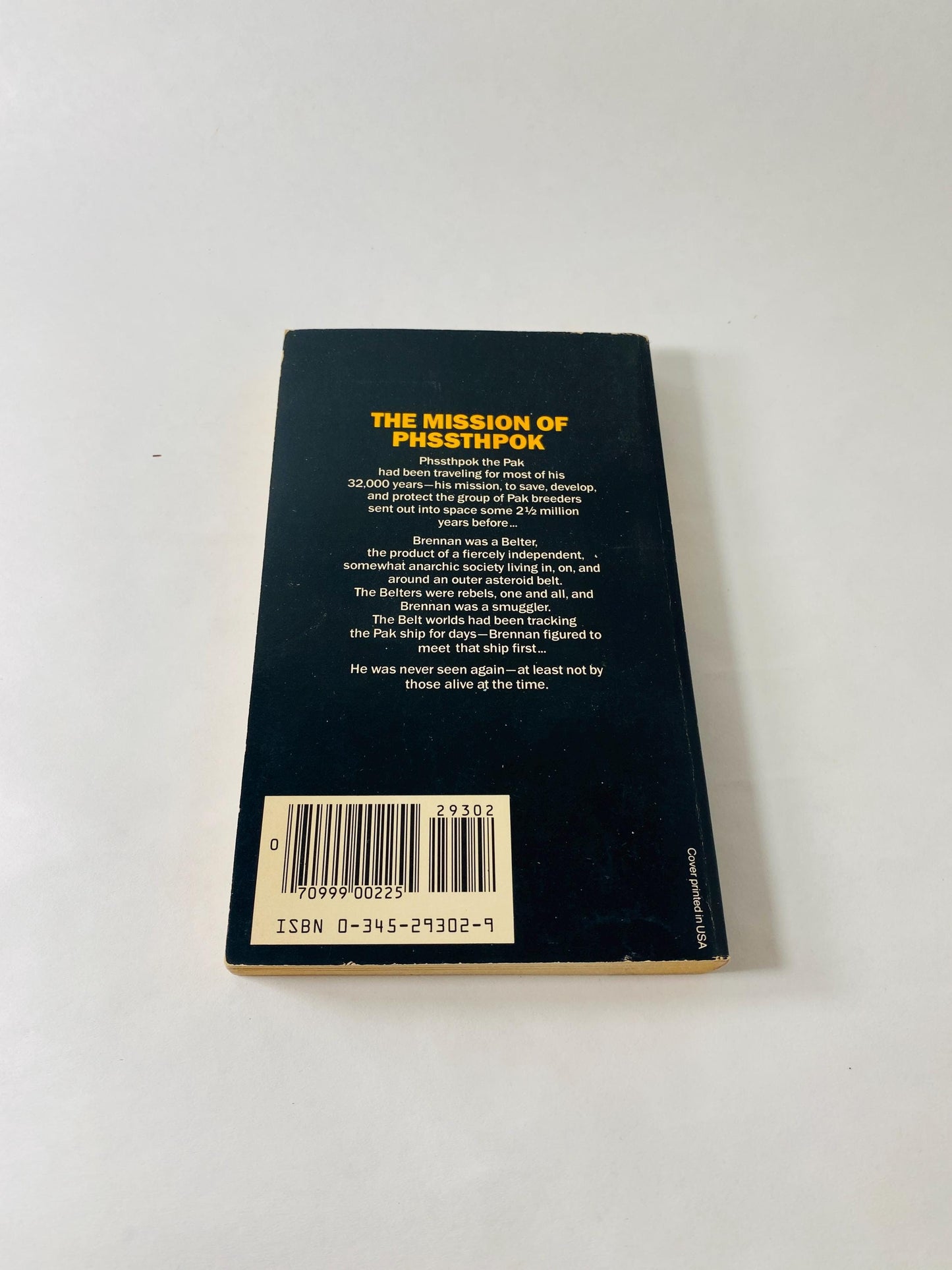 Protector vintage paperback book by Larry Niven circa 1981 about space warefare and saga of Brennan the Belter and Phssthpok the Pak scifi
