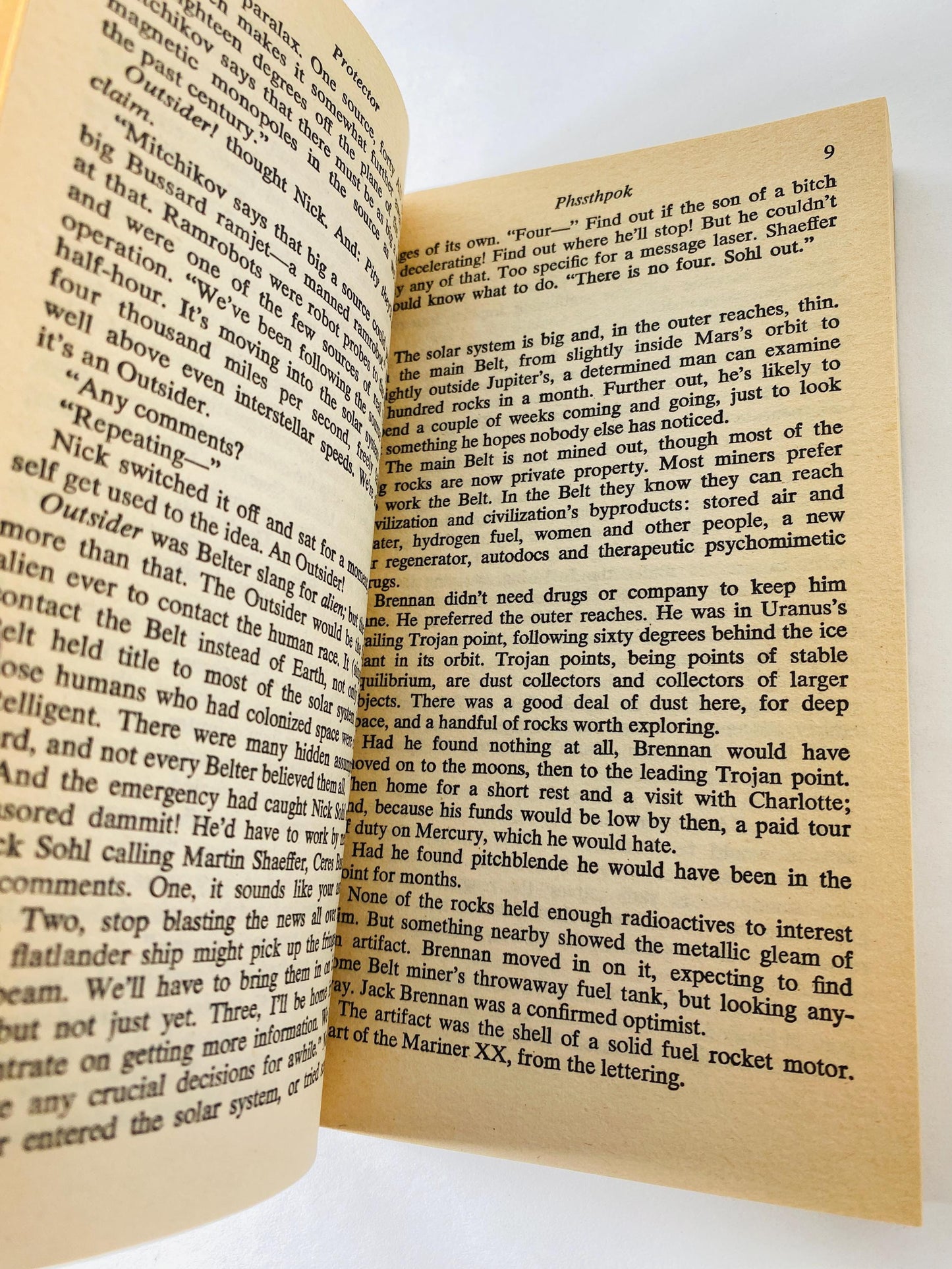 Protector vintage paperback book by Larry Niven circa 1981 about space warefare and saga of Brennan the Belter and Phssthpok the Pak scifi