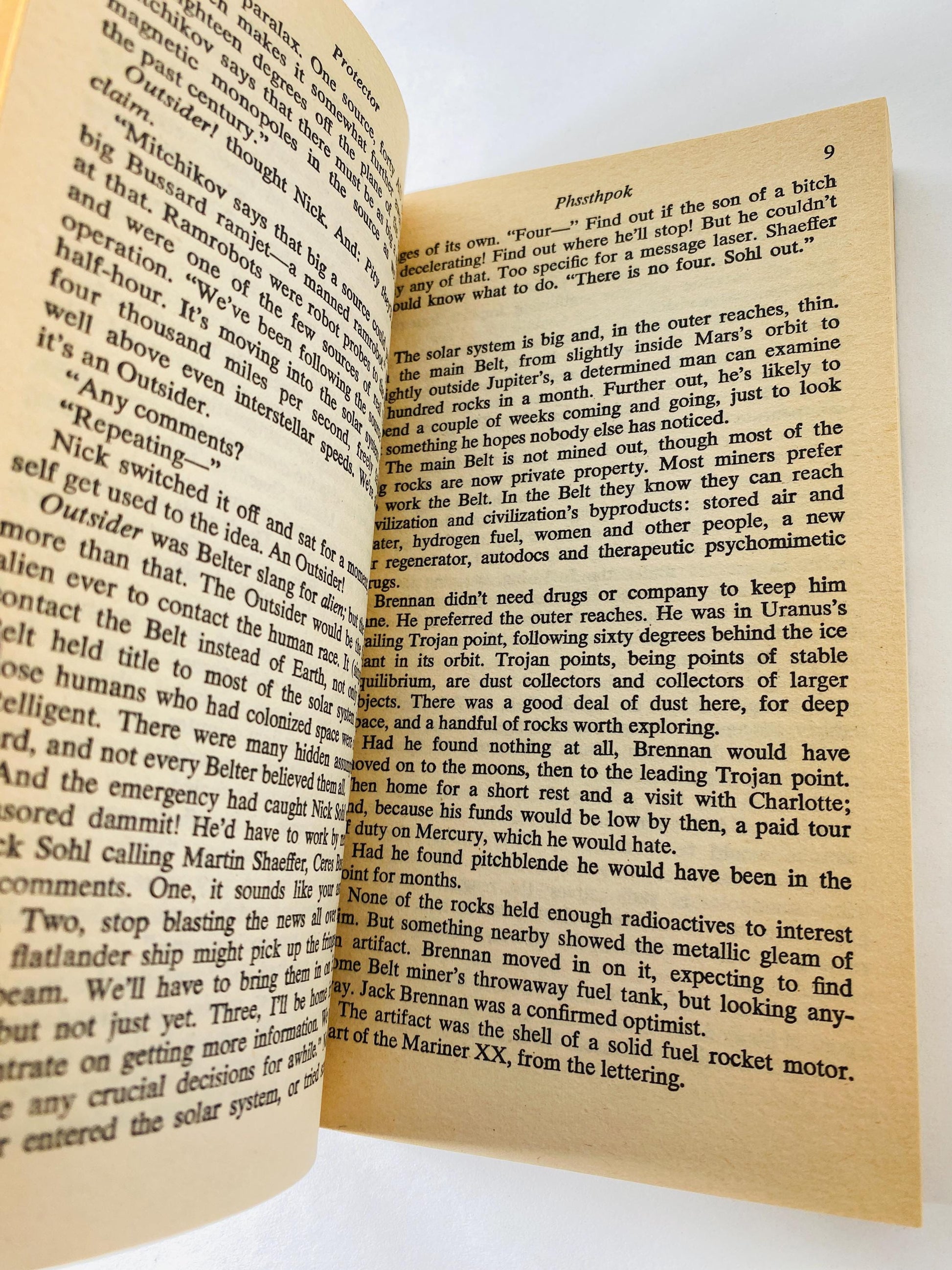 Protector vintage paperback book by Larry Niven circa 1981 about space warefare and saga of Brennan the Belter and Phssthpok the Pak scifi