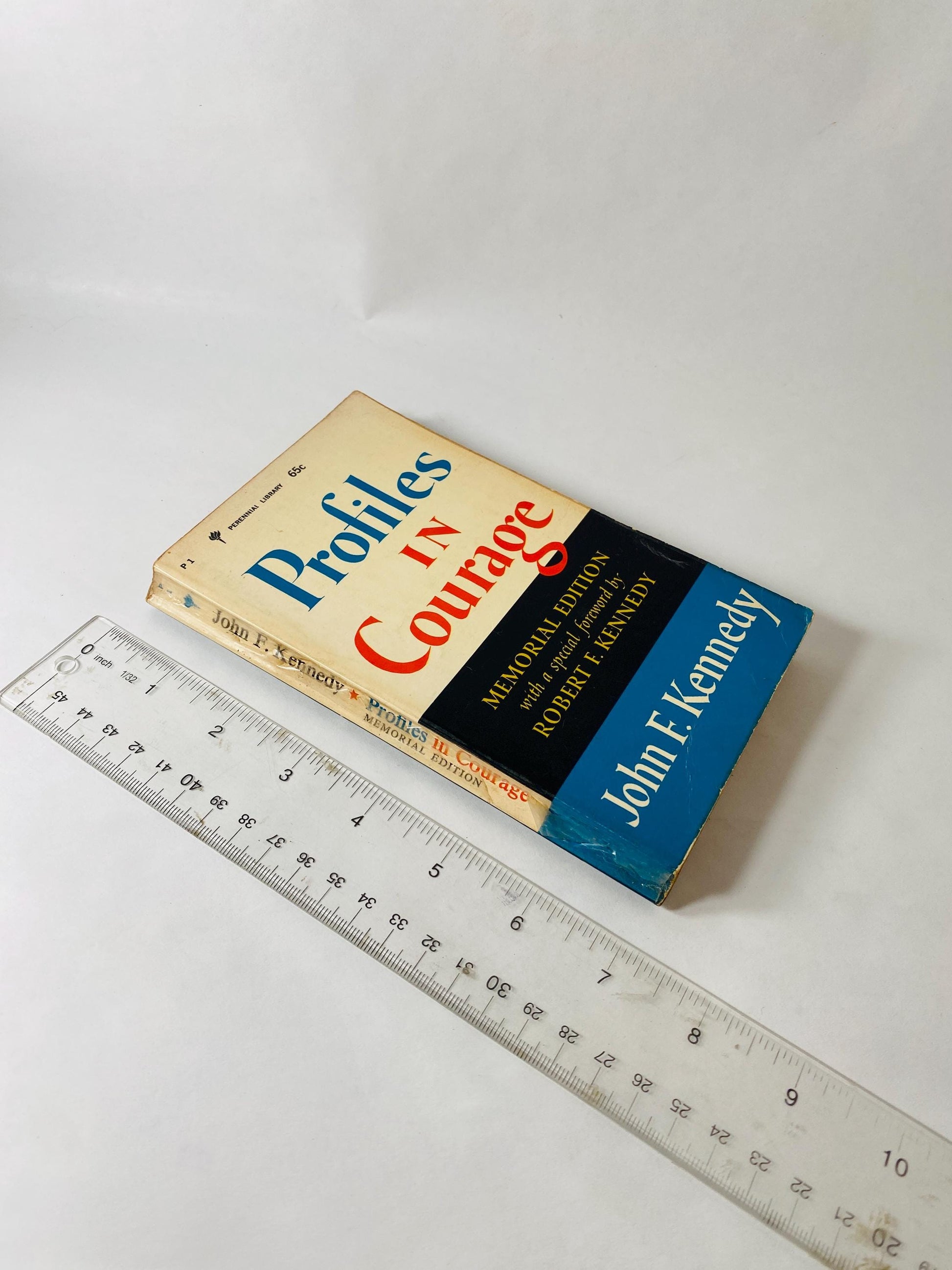 Profiles in Courage by John F Kennedy Vintage paperback book circa 1964 Pulitzer Prize.