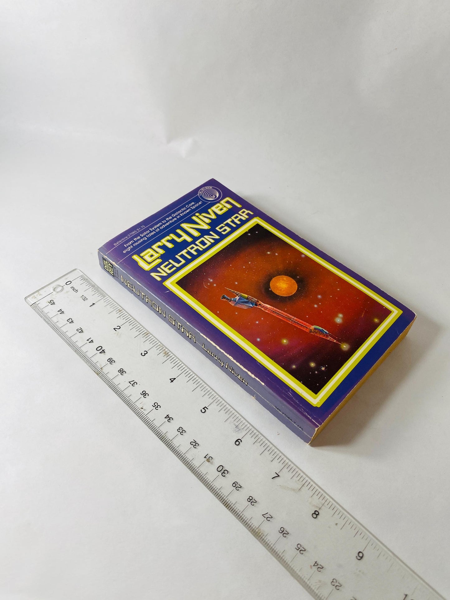 Neutron Star vintage paperback book by Larry Niven about Beowulf Shaeffer hired by aliens to investigate why others died near a neutron star