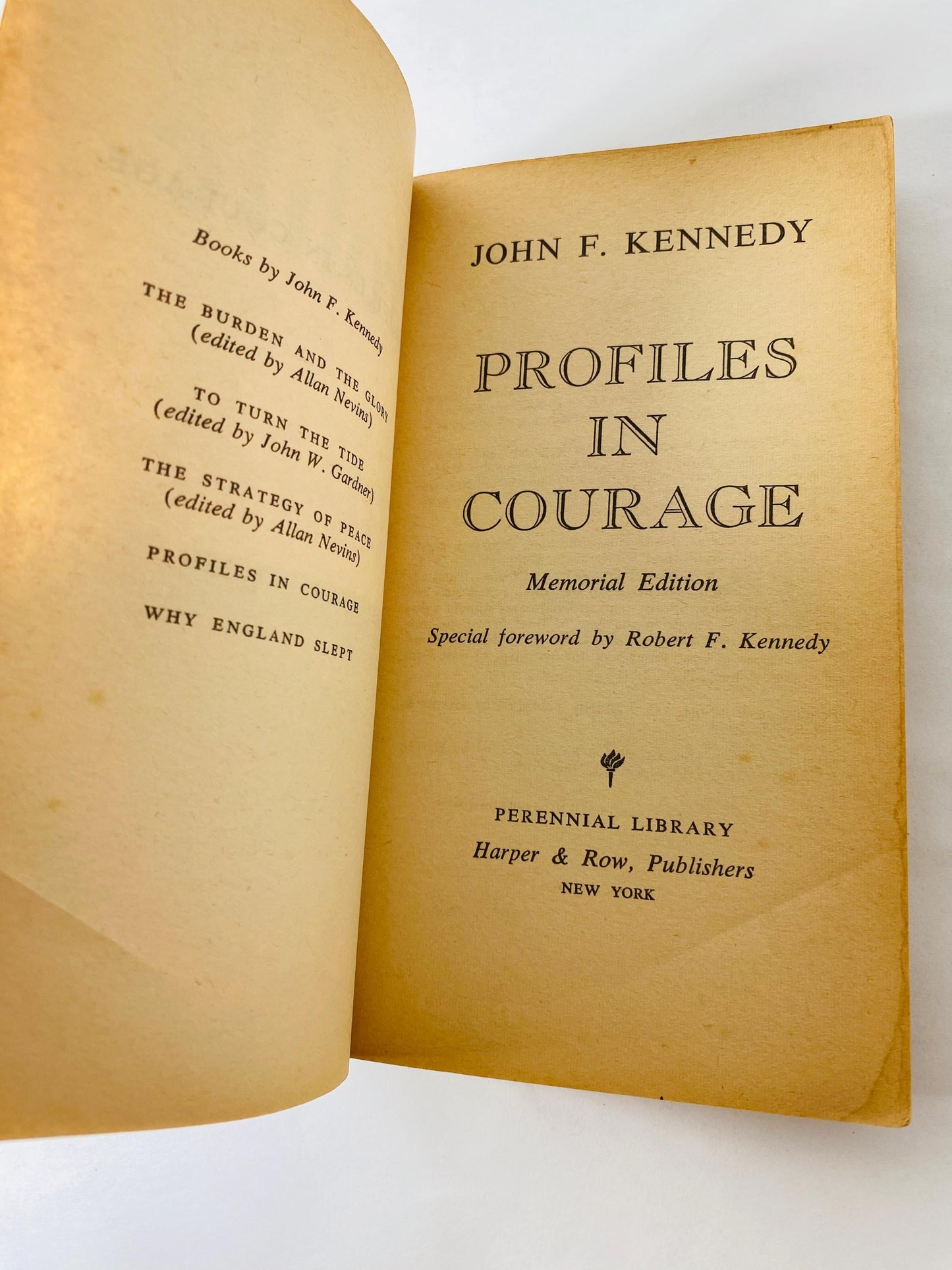 Profiles in Courage by John F Kennedy Vintage paperback book circa 1964 Pulitzer Prize.