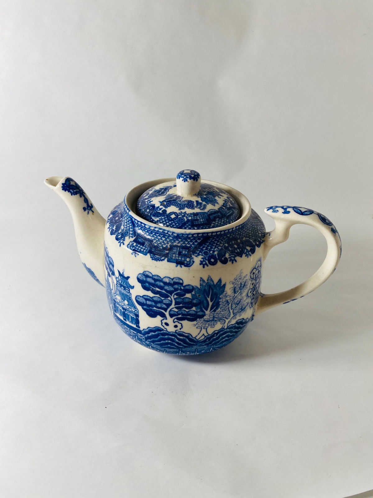 Vintage Blue Willow Teapot Blue White Chinoiserie Transferware Ceramic Tea Pot with Lid Made in Japan Retro kitchen collectible MCM