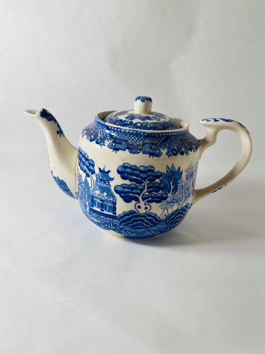 Vintage Blue Willow Teapot Blue White Chinoiserie Transferware Ceramic Tea Pot with Lid Made in Japan Retro kitchen collectible MCM