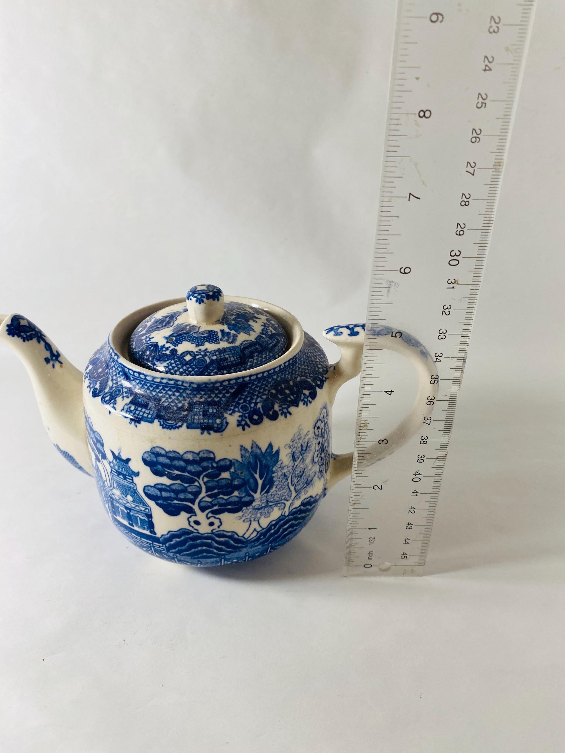 Vintage Blue Willow Teapot Blue White Chinoiserie Transferware Ceramic Tea Pot with Lid Made in Japan Retro kitchen collectible MCM