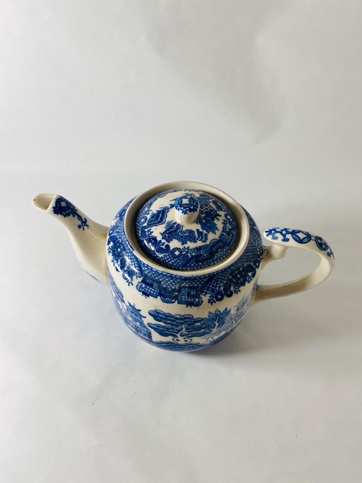 Vintage Blue Willow Teapot Blue White Chinoiserie Transferware Ceramic Tea Pot with Lid Made in Japan Retro kitchen collectible MCM
