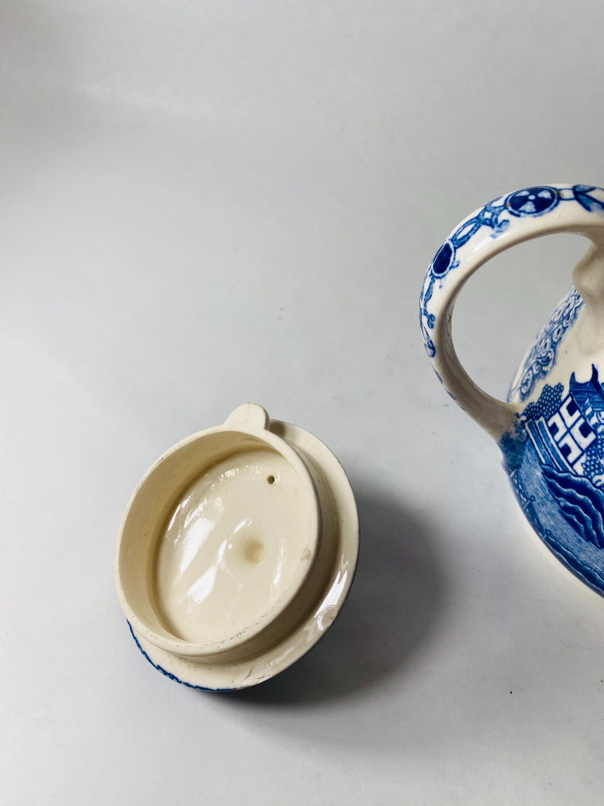 Vintage Blue Willow Teapot Blue White Chinoiserie Transferware Ceramic Tea Pot with Lid Made in Japan Retro kitchen collectible MCM