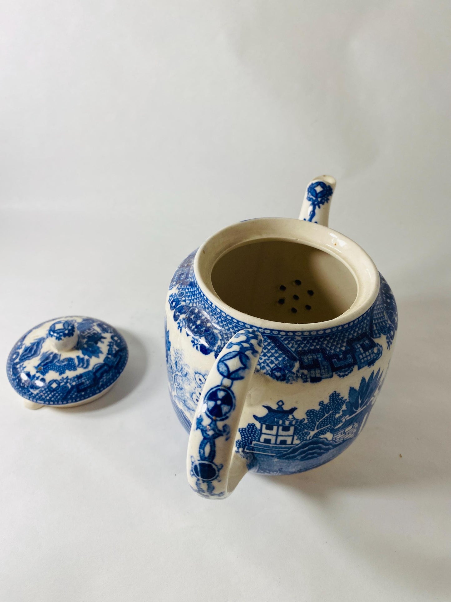 Vintage Blue Willow Teapot Blue White Chinoiserie Transferware Ceramic Tea Pot with Lid Made in Japan Retro kitchen collectible MCM
