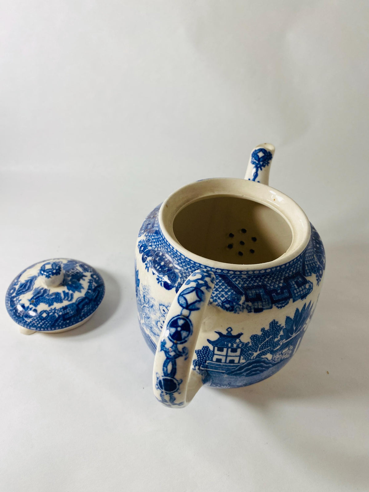 Vintage Blue Willow Teapot Blue White Chinoiserie Transferware Ceramic Tea Pot with Lid Made in Japan Retro kitchen collectible MCM